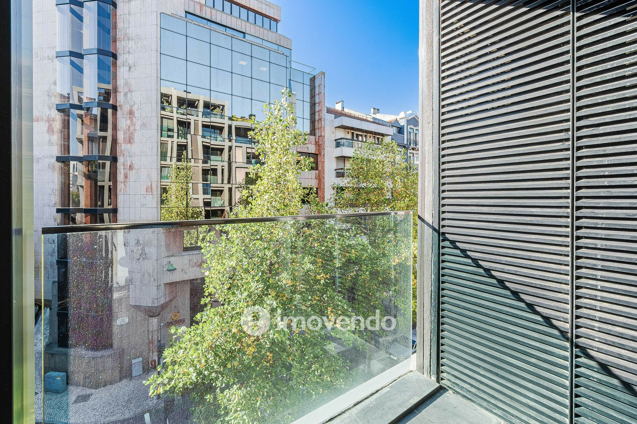 Apartamento T2 de luxo, com estacionamento, nas Avenidas Novas