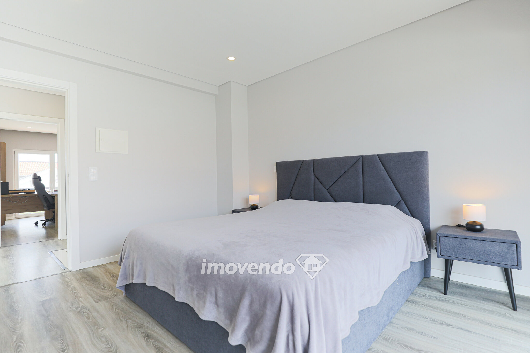 Moradia geminada T4, de design moderno e com piscina, em Fernão Ferro