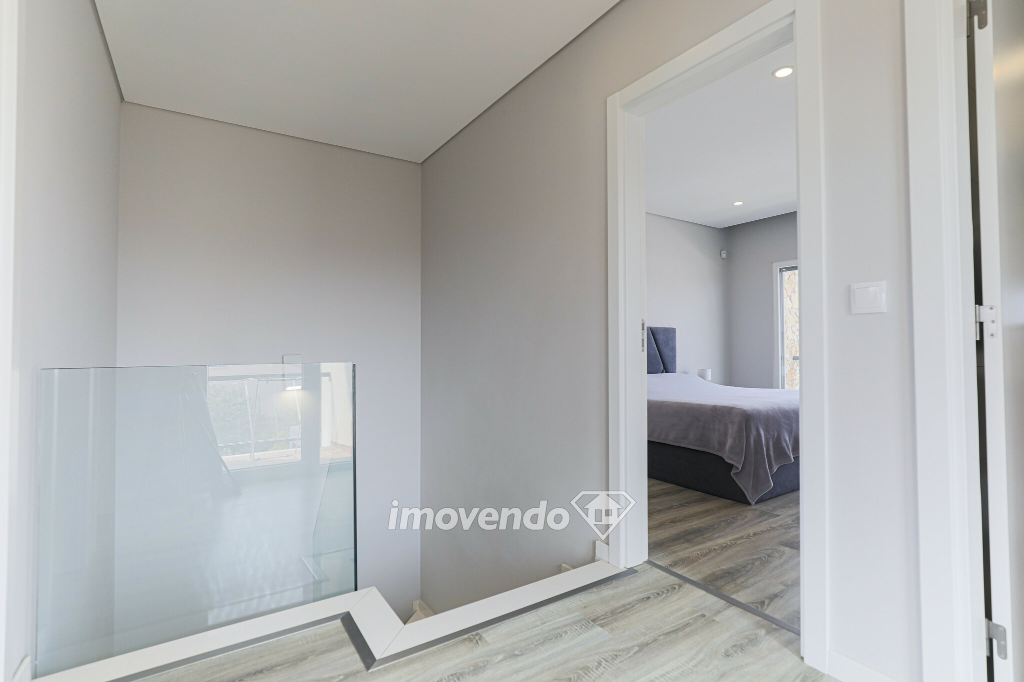 Moradia geminada T4, de design moderno e com piscina, em Fernão Ferro