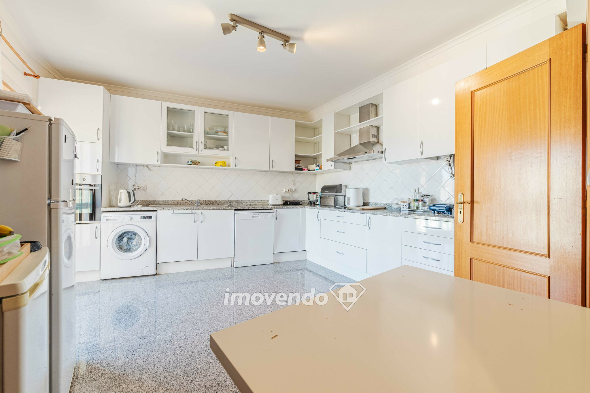 Apartamento T3 com áreas amplas e lugar de estacionamento, na Malveira
