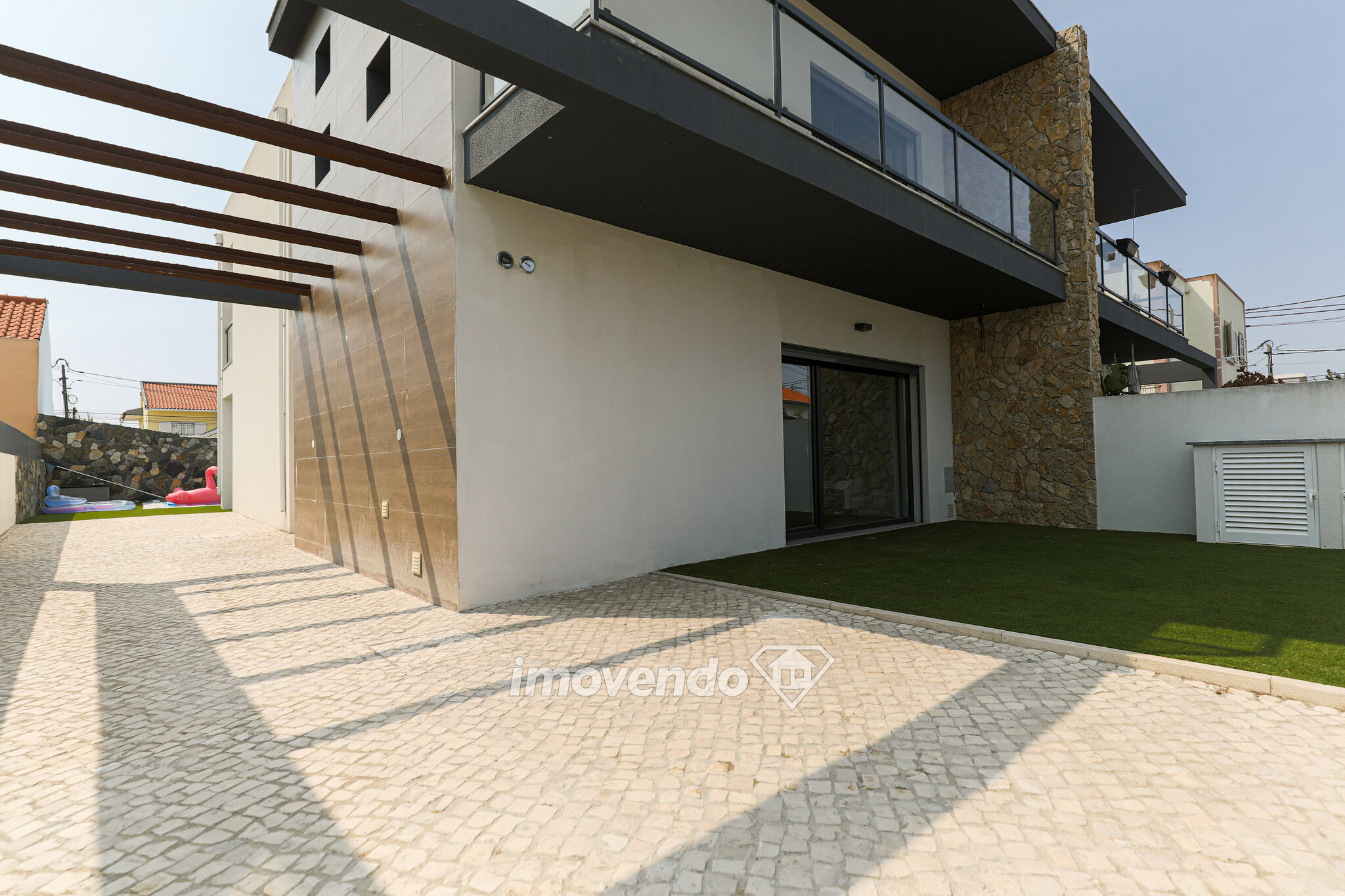 Moradia geminada T4, de design moderno e com piscina, em Fernão Ferro