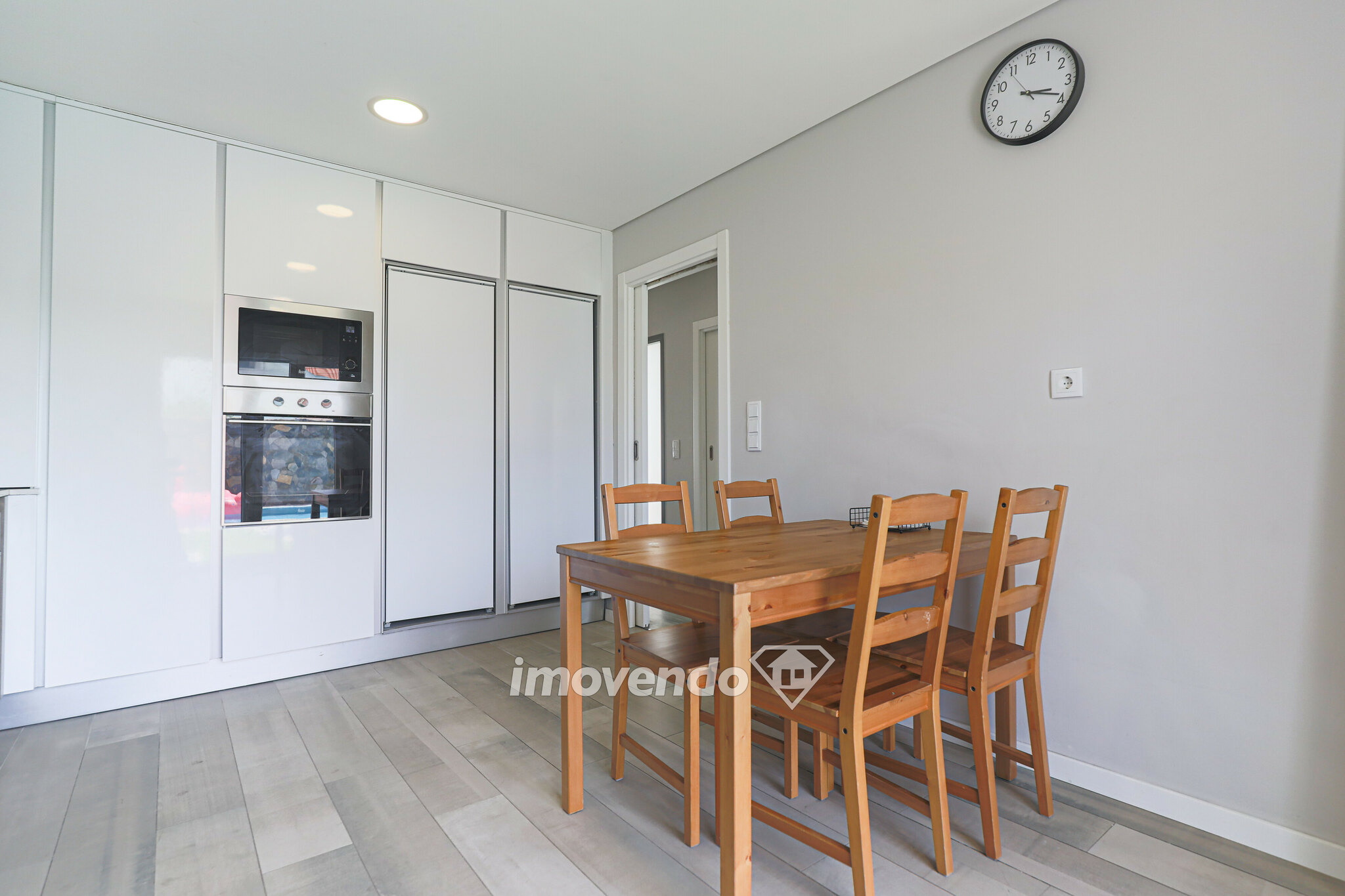 Moradia geminada T4, de design moderno e com piscina, em Fernão Ferro