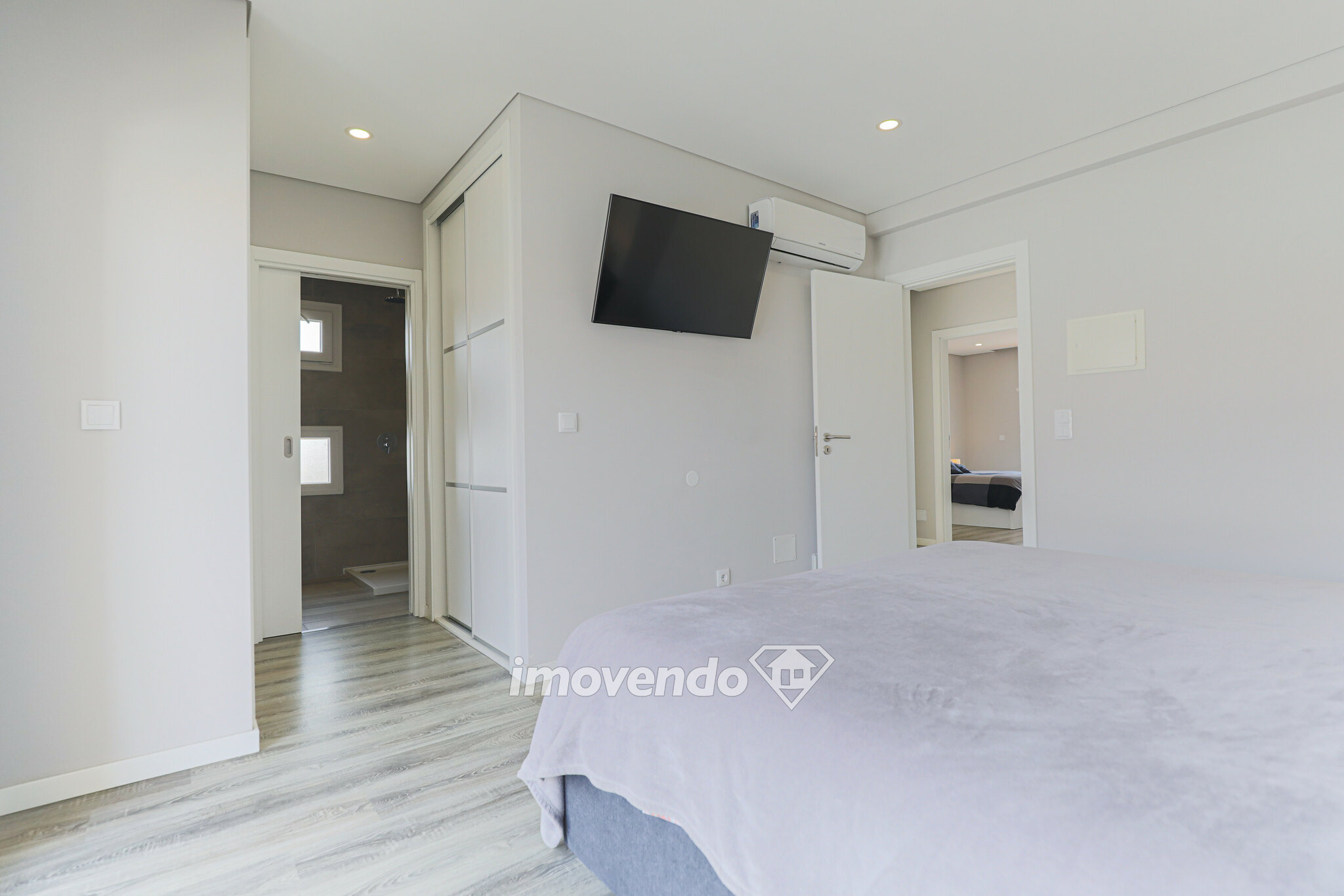 Moradia geminada T4, de design moderno e com piscina, em Fernão Ferro