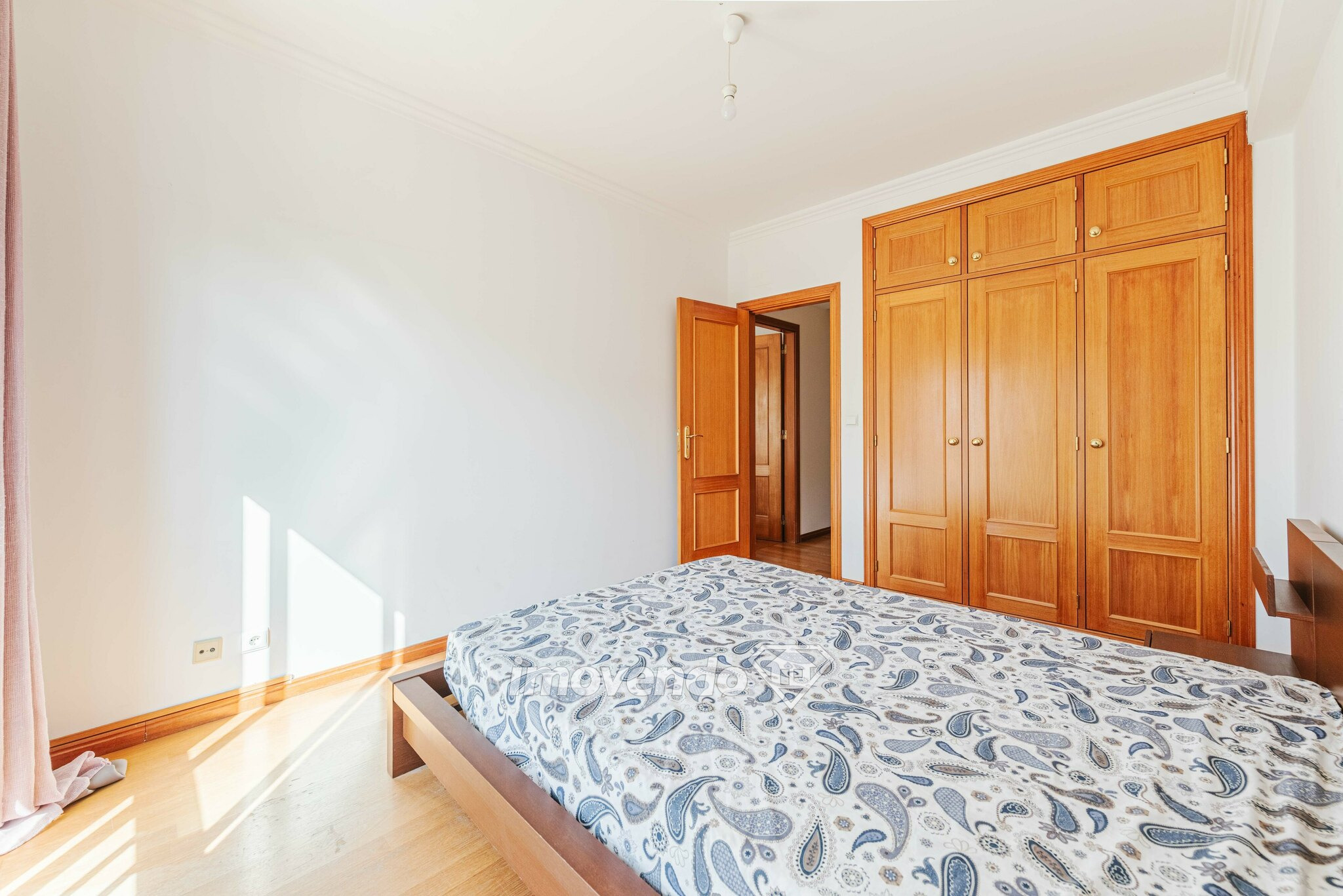 Apartamento T3 com áreas amplas e lugar de estacionamento, na Malveira