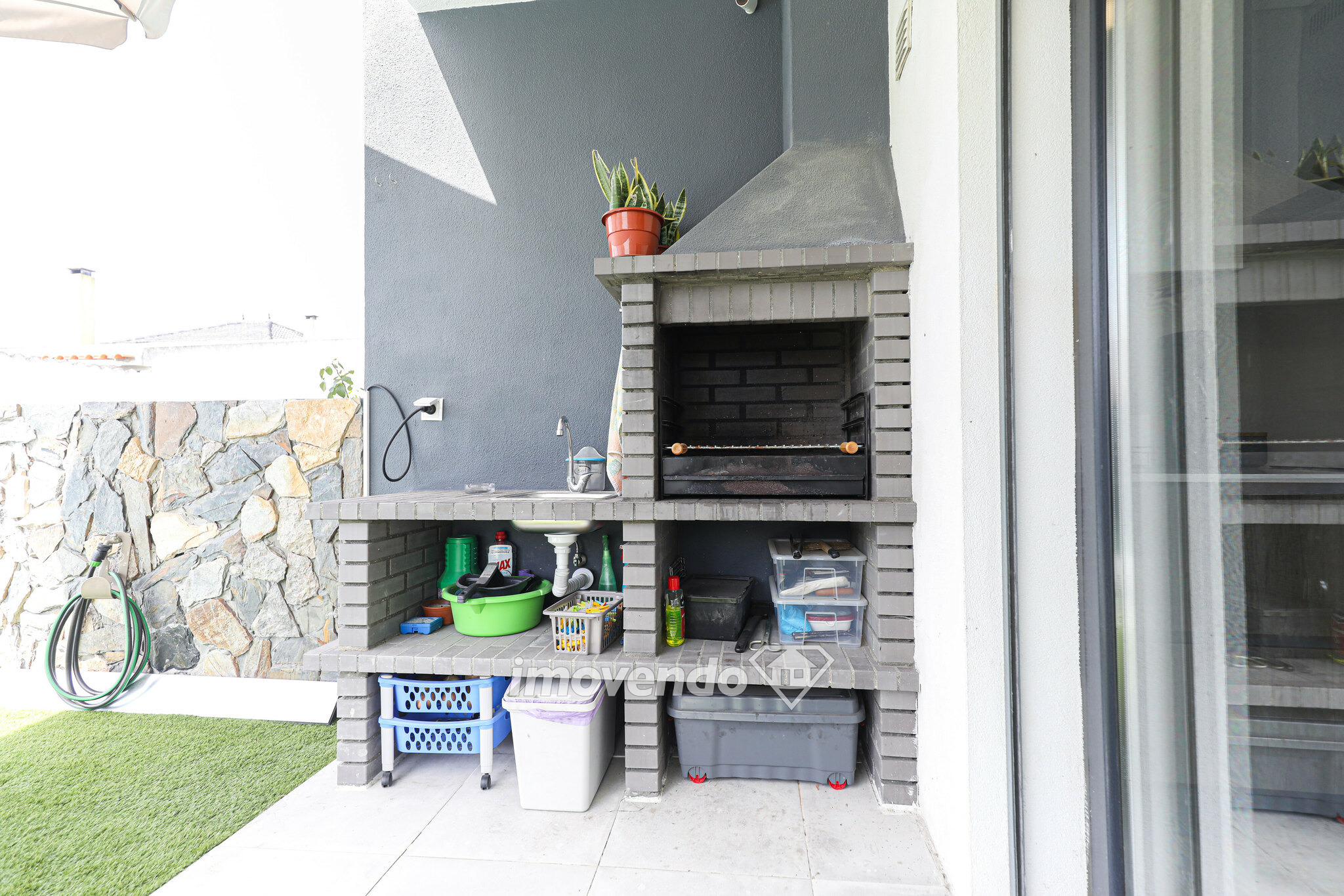 Moradia geminada T4, de design moderno e com piscina, em Fernão Ferro