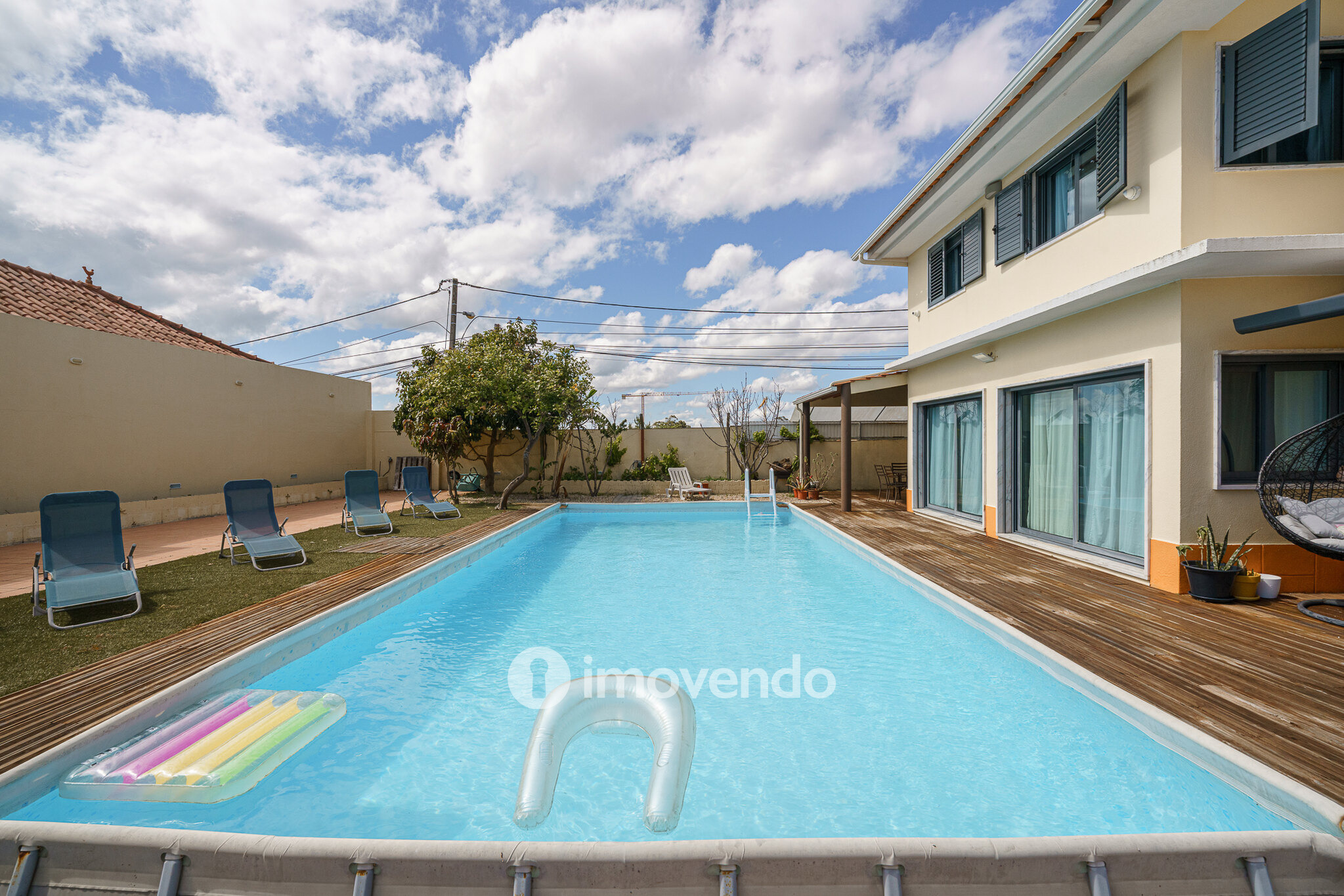 Moradia T6 exclusiva, com piscina e garagem, na Charneca da Caparica
