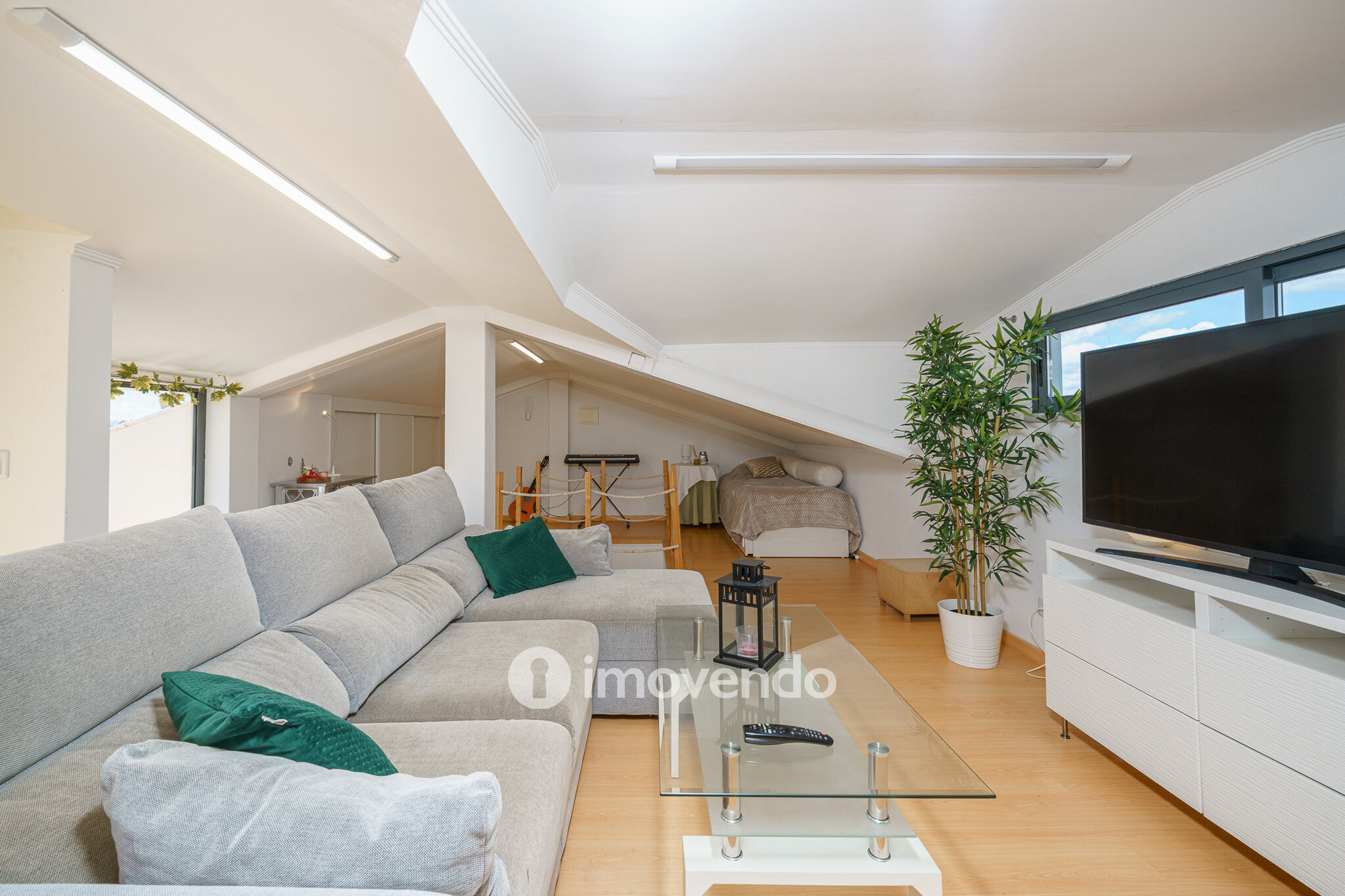 Moradia T6 exclusiva, com piscina e garagem, na Charneca da Caparica