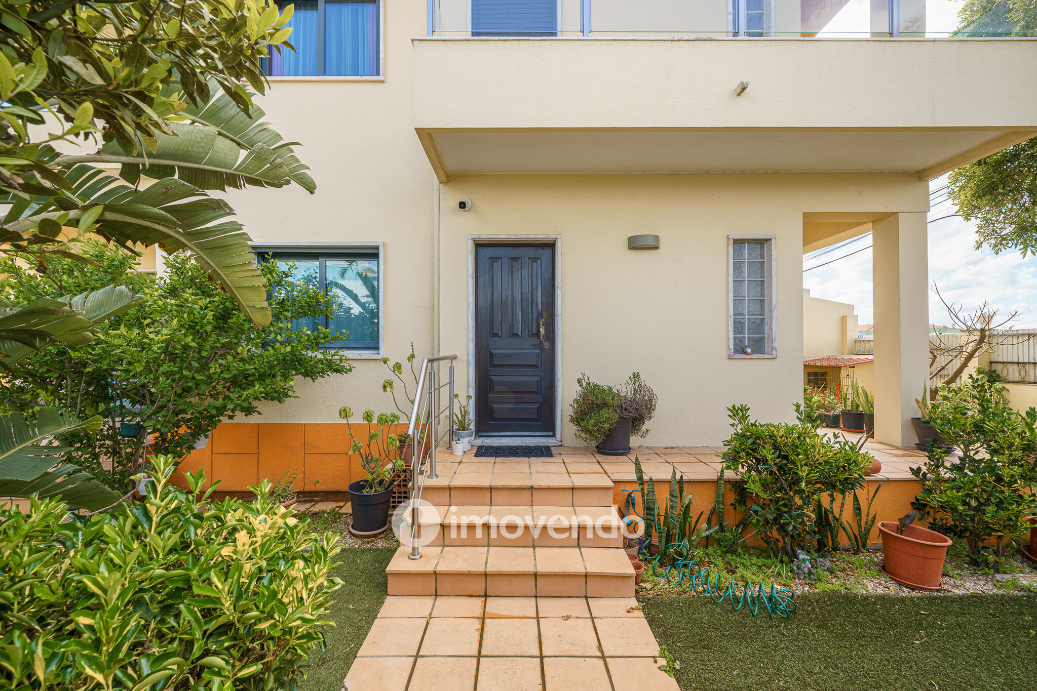Moradia T6 exclusiva, com piscina e garagem, na Charneca da Caparica