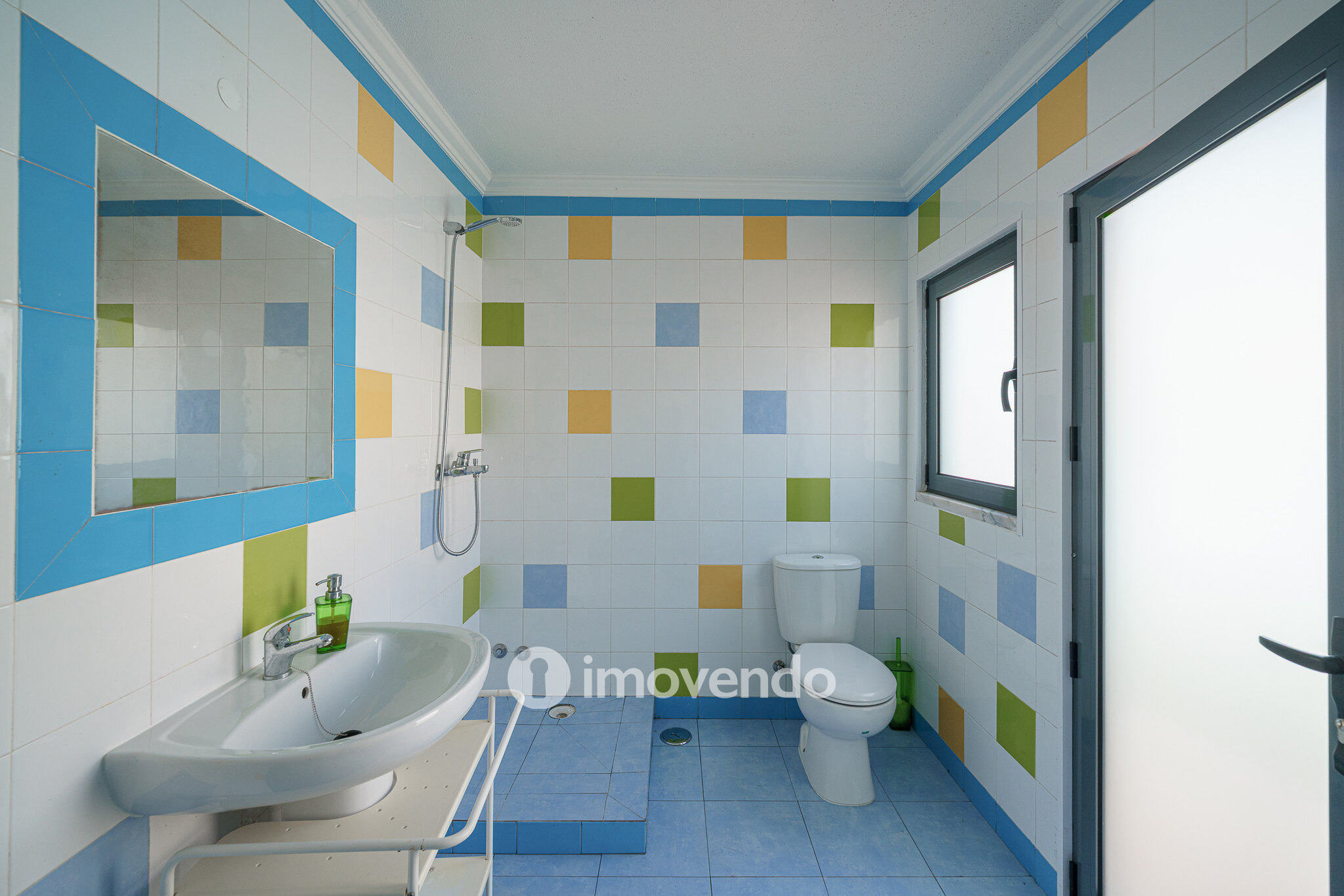 Moradia T6 exclusiva, com piscina e garagem, na Charneca da Caparica
