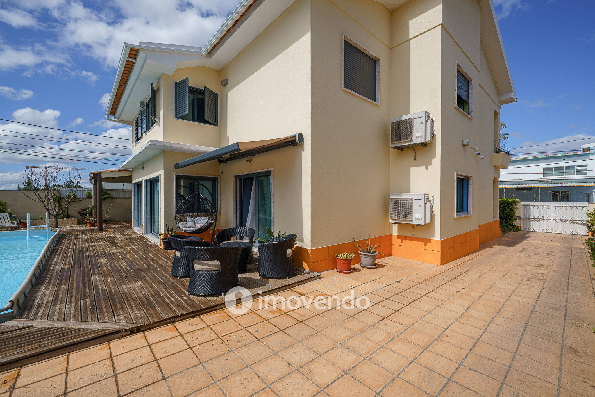 Moradia T6 exclusiva, com piscina e garagem, na Charneca da Caparica