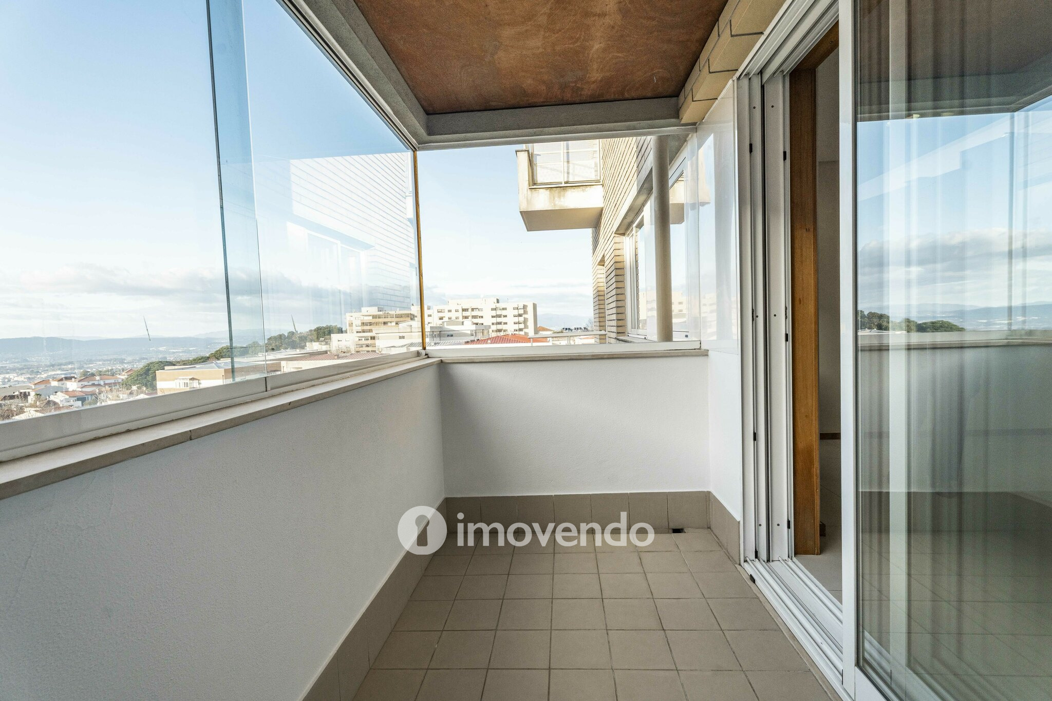 Apartamento T4 pronto a habitar, com garagem, em Braga