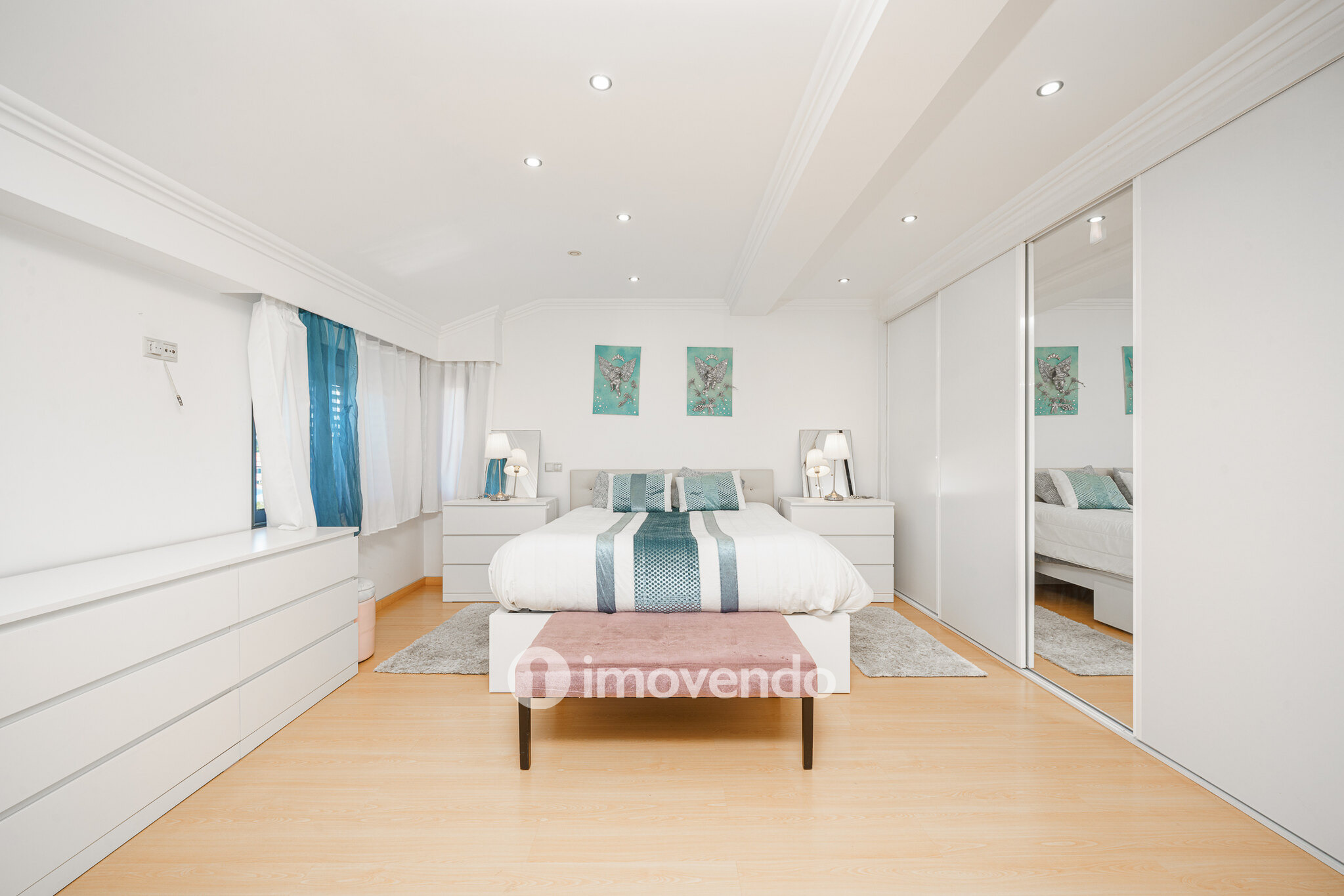 Moradia T6 exclusiva, com piscina e garagem, na Charneca da Caparica