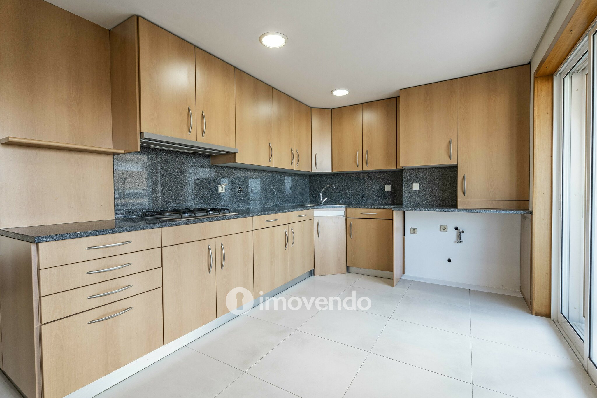 Apartamento T4 pronto a habitar, com garagem, em Braga