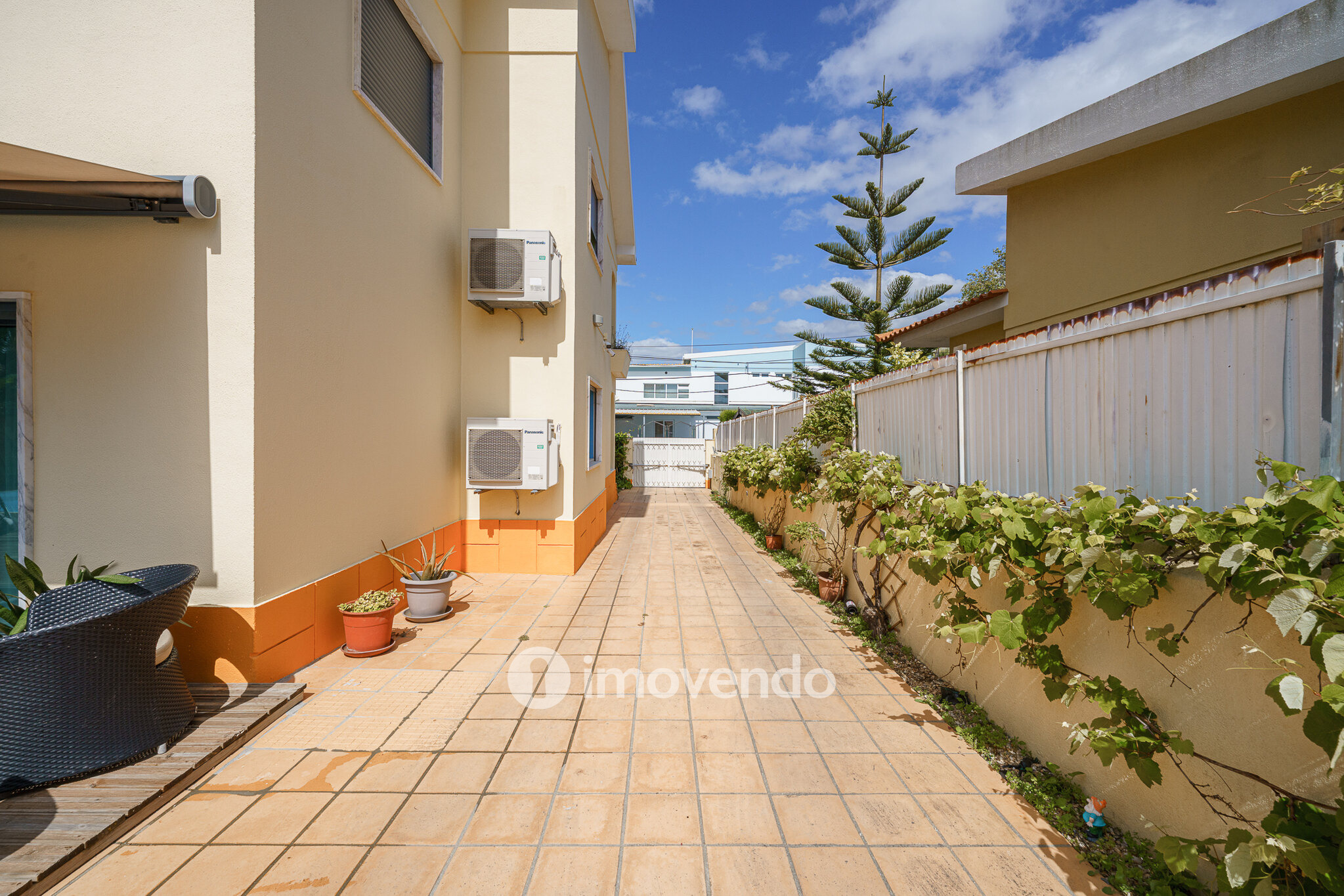 Moradia T6 exclusiva, com piscina e garagem, na Charneca da Caparica
