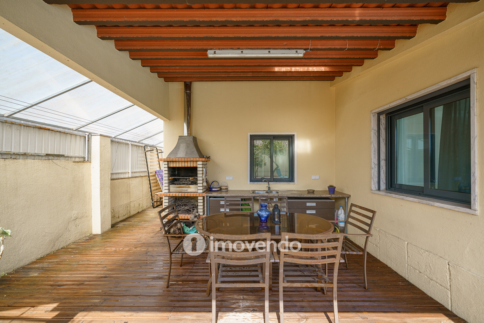 Moradia T6 exclusiva, com piscina e garagem, na Charneca da Caparica