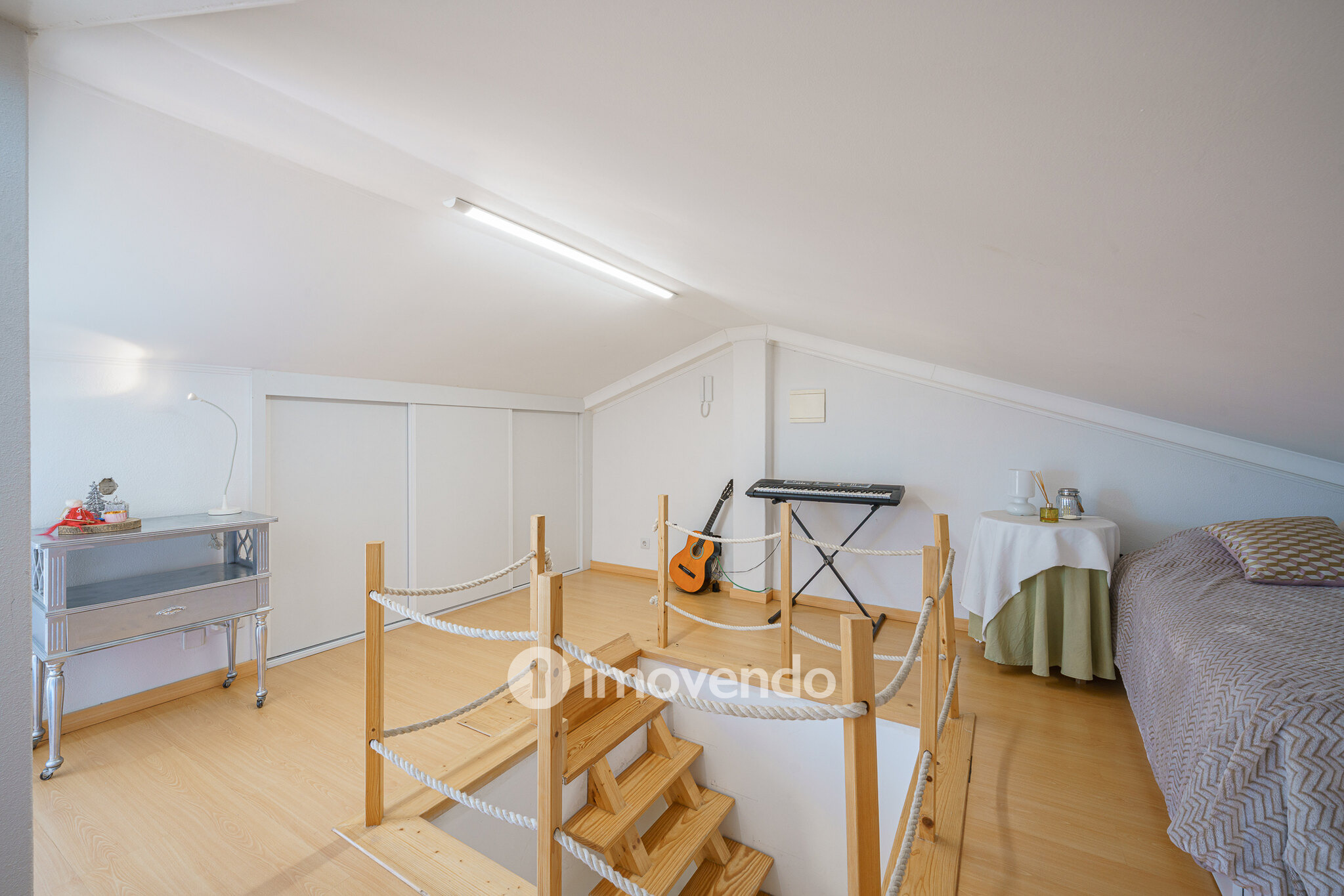 Moradia T6 exclusiva, com piscina e garagem, na Charneca da Caparica