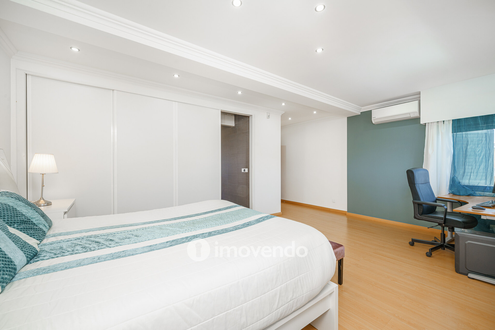 Moradia T6 exclusiva, com piscina e garagem, na Charneca da Caparica