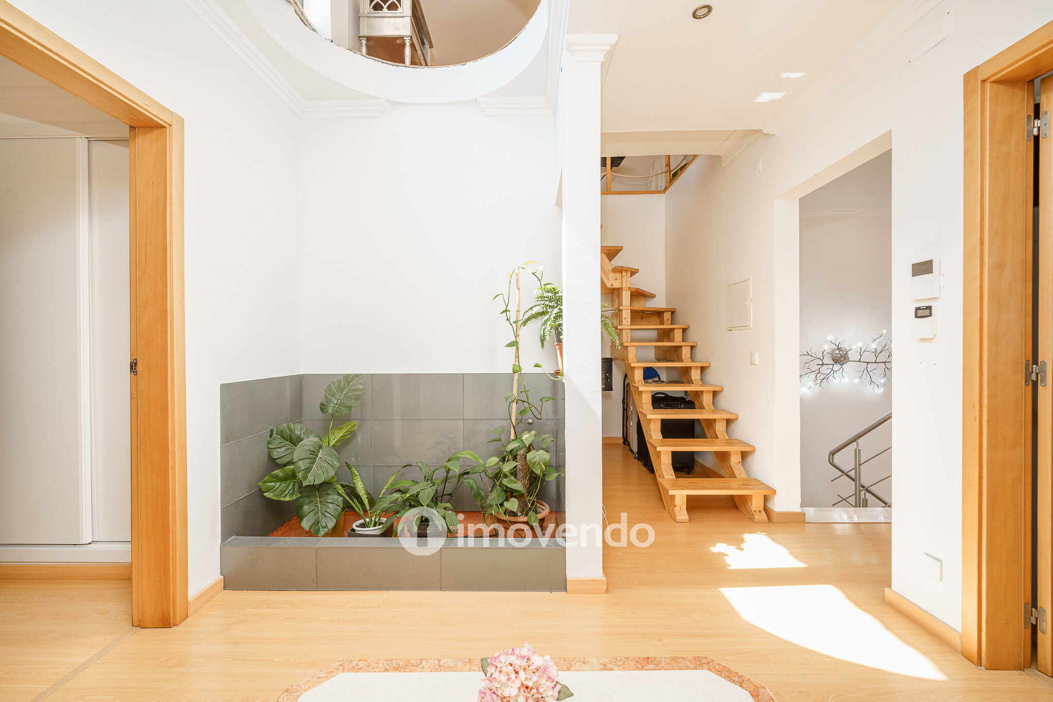 Moradia T6 exclusiva, com piscina e garagem, na Charneca da Caparica