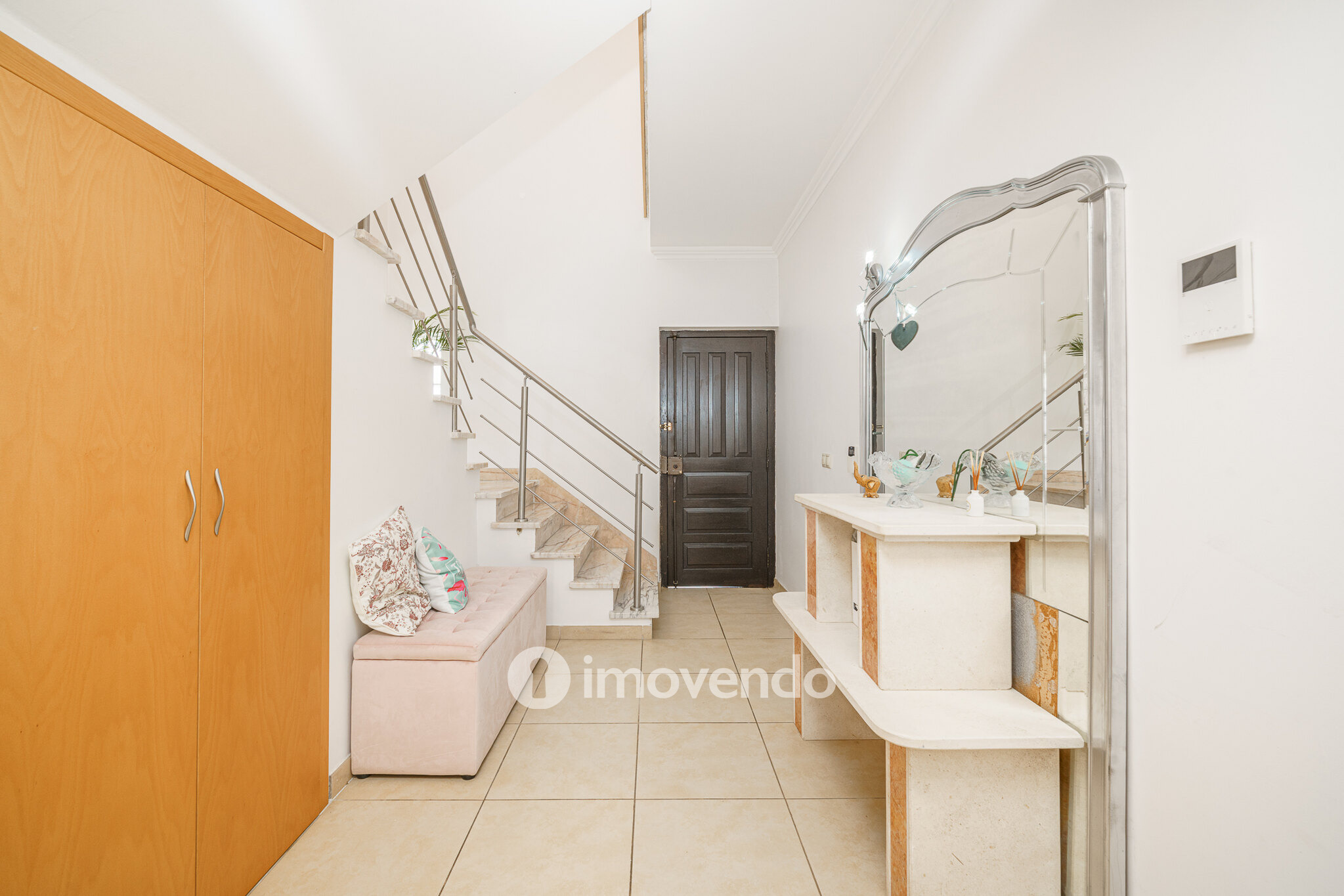 Moradia T6 exclusiva, com piscina e garagem, na Charneca da Caparica