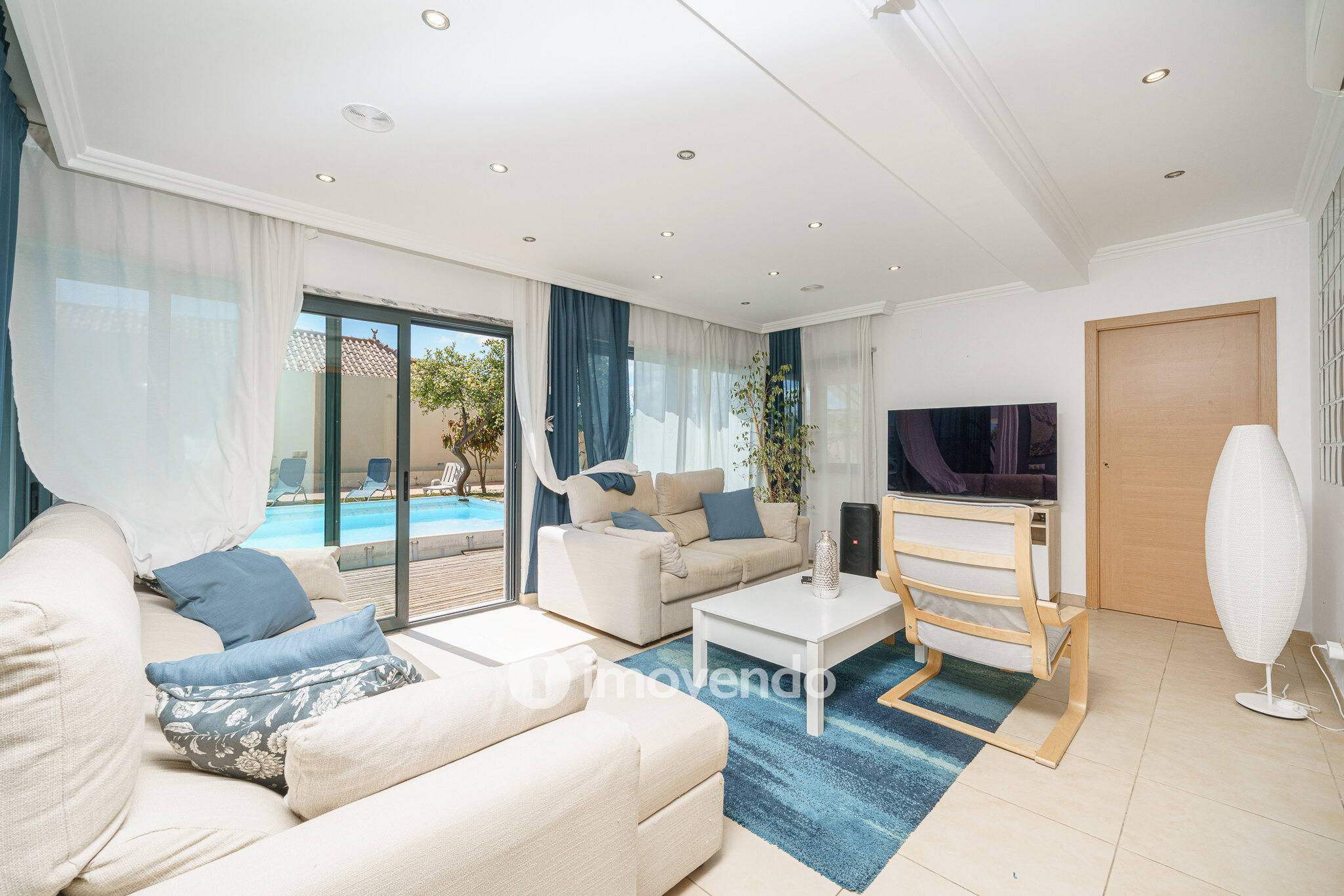 Moradia T6 exclusiva, com piscina e garagem, na Charneca da Caparica