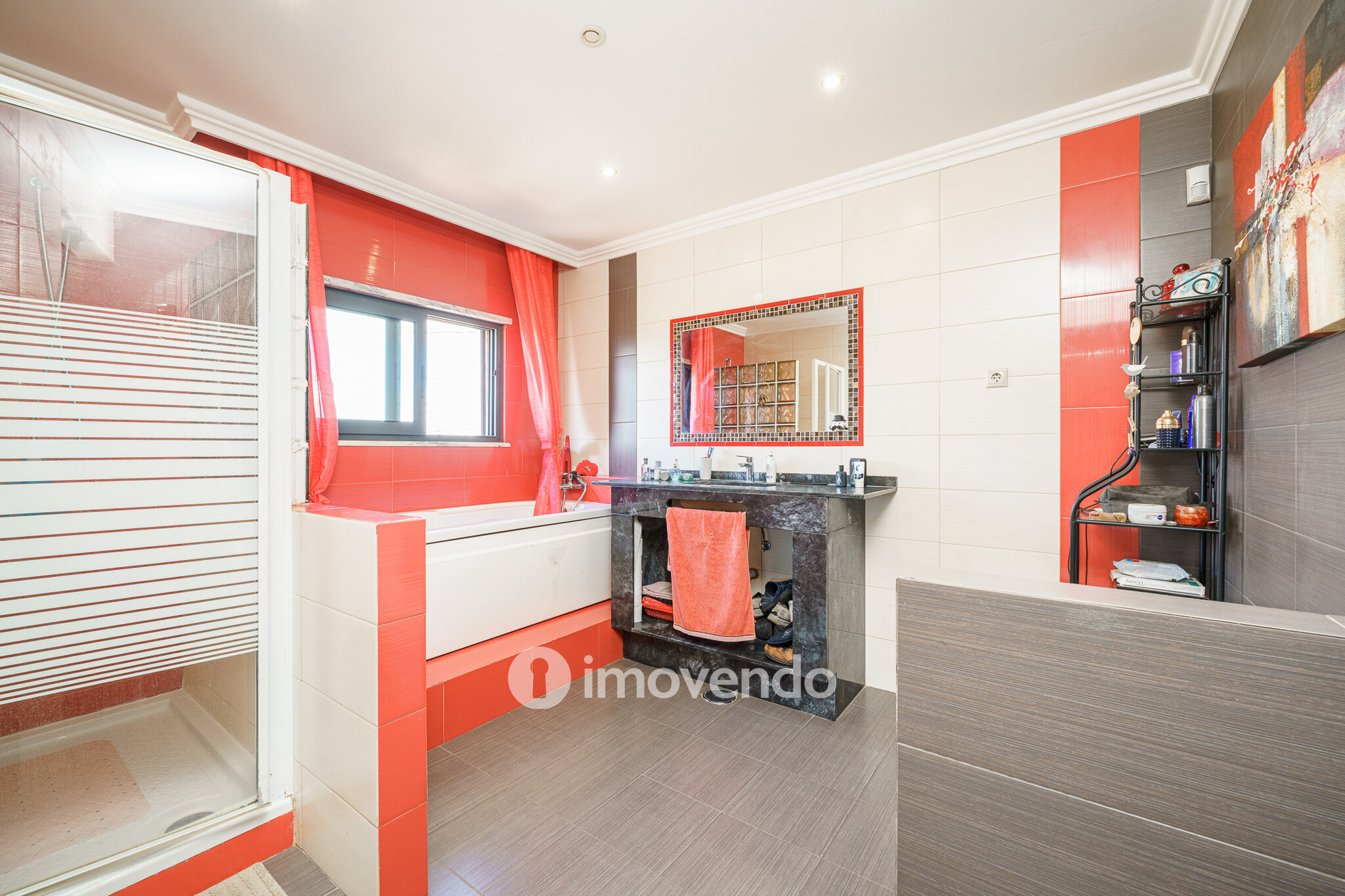 Moradia T6 exclusiva, com piscina e garagem, na Charneca da Caparica