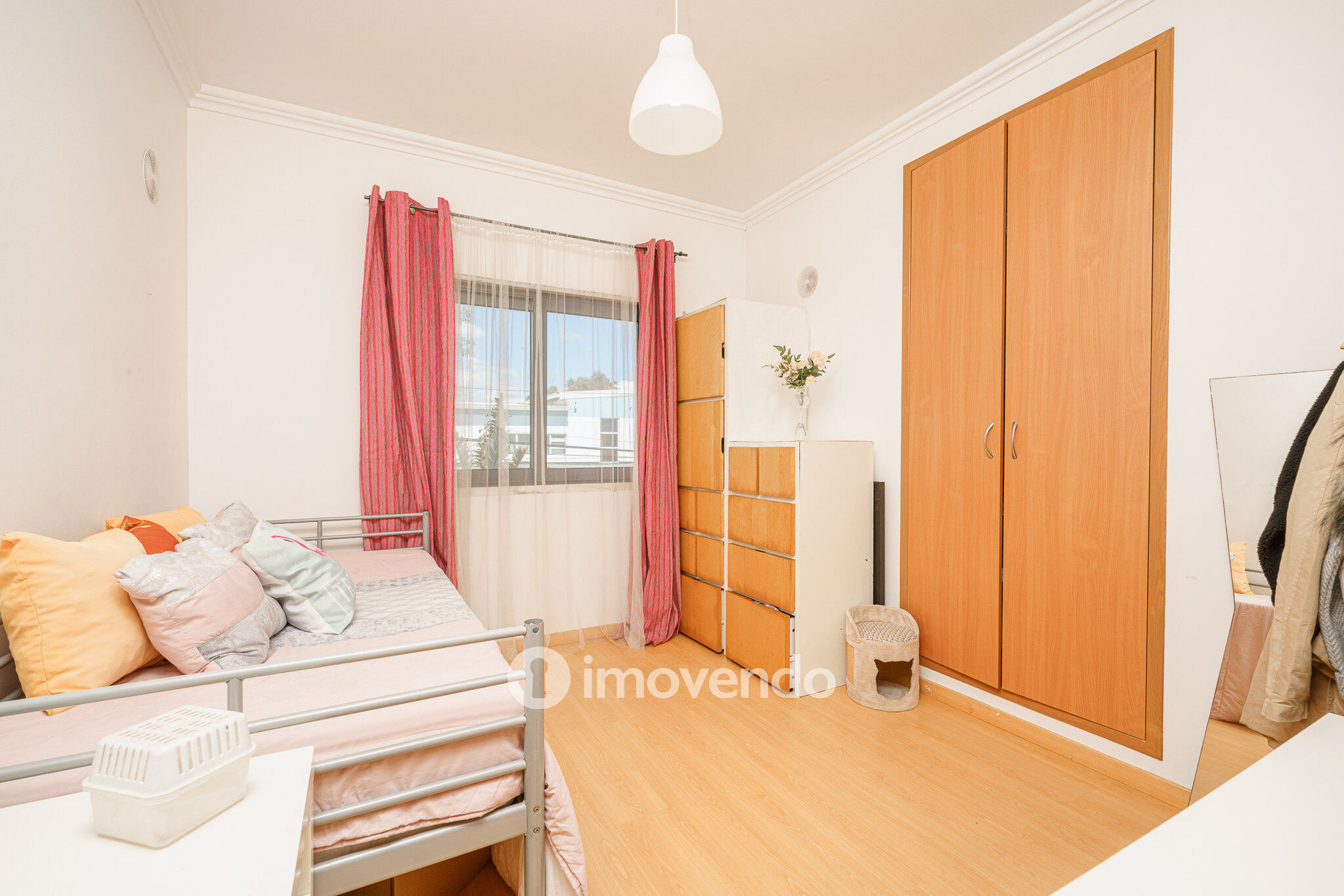 Moradia T6 exclusiva, com piscina e garagem, na Charneca da Caparica