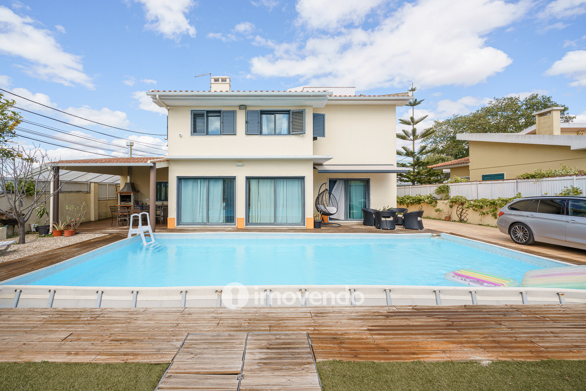 Moradia T6 exclusiva, com piscina e garagem, na Charneca da Caparica