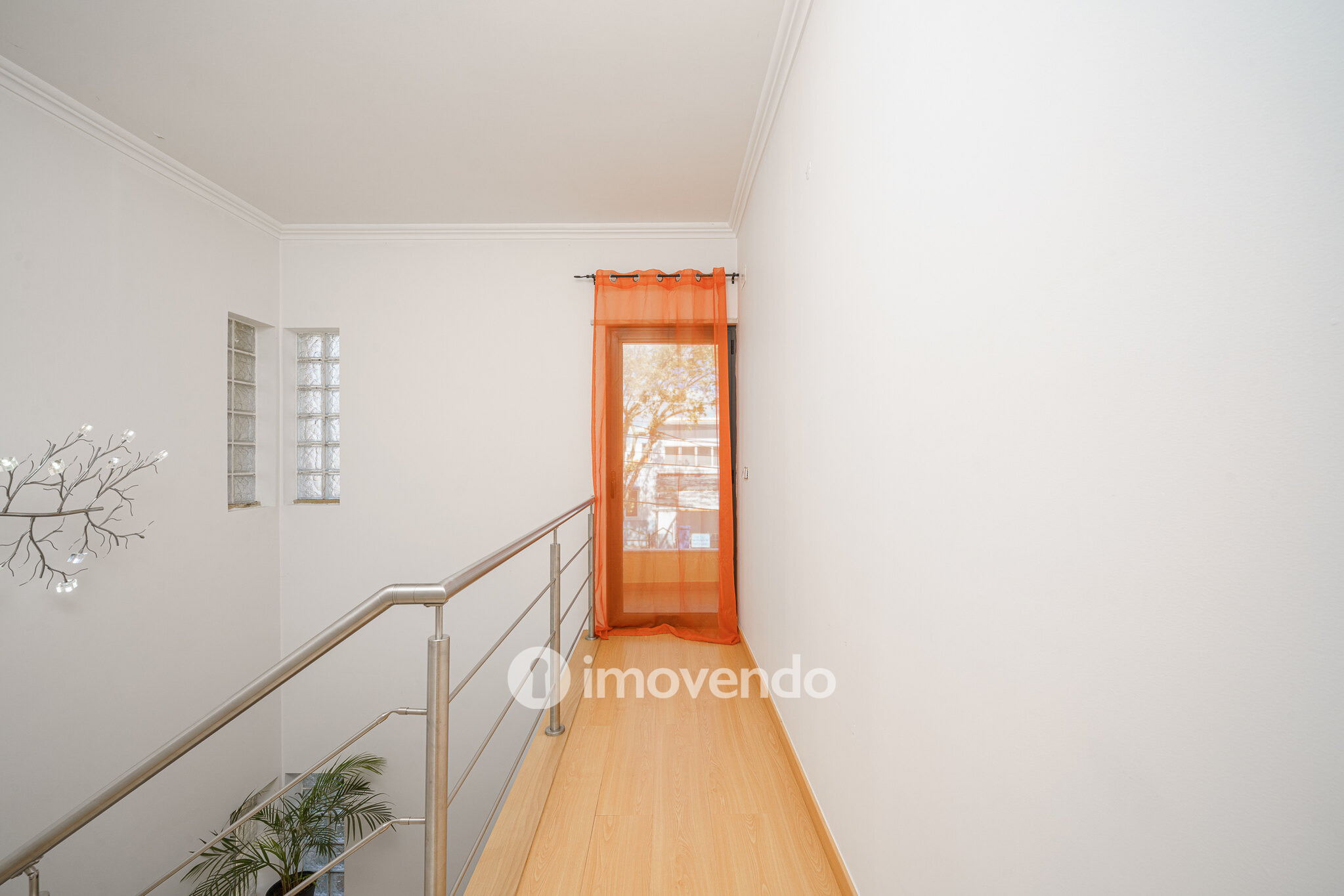 Moradia T6 exclusiva, com piscina e garagem, na Charneca da Caparica