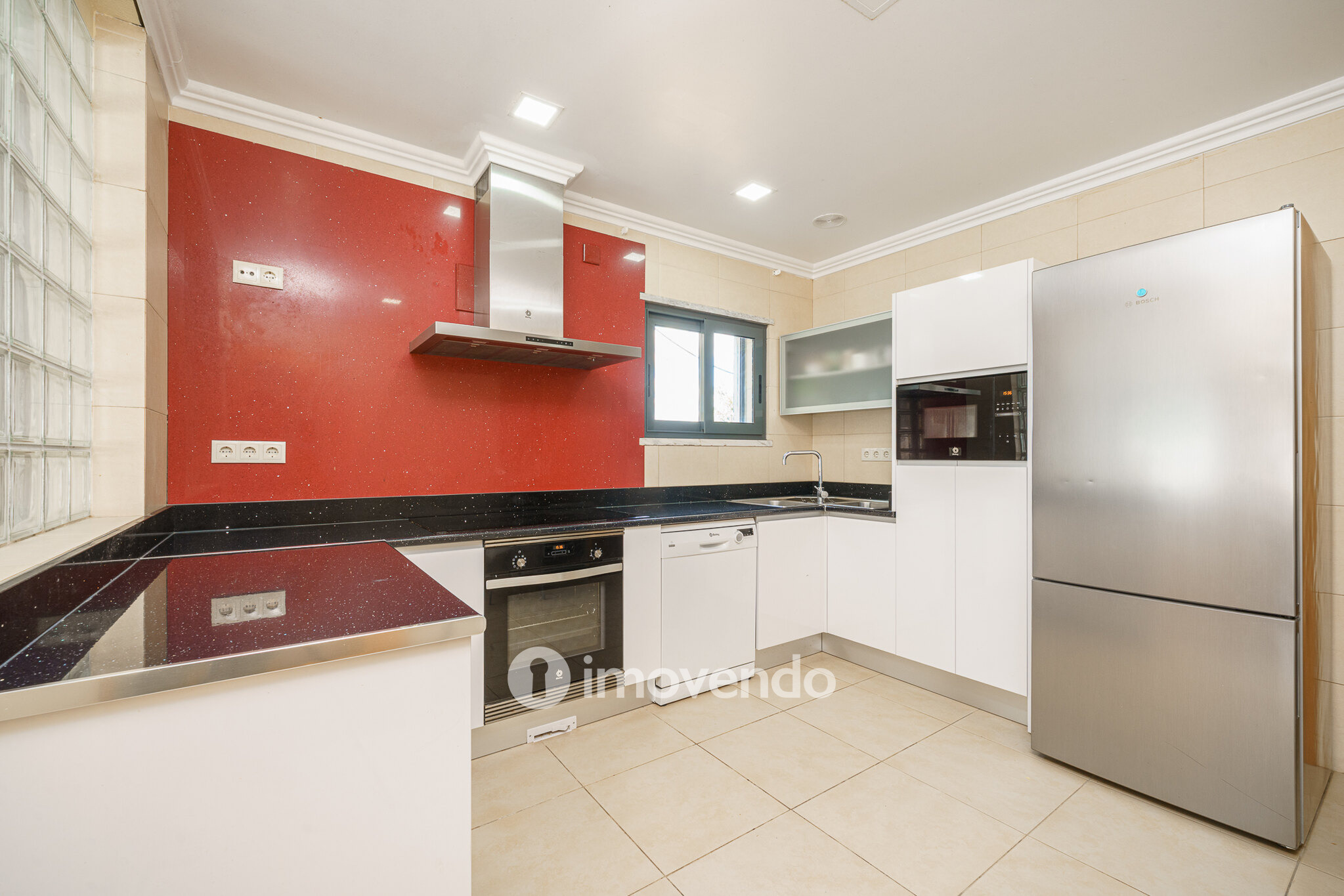 Moradia T6 exclusiva, com piscina e garagem, na Charneca da Caparica