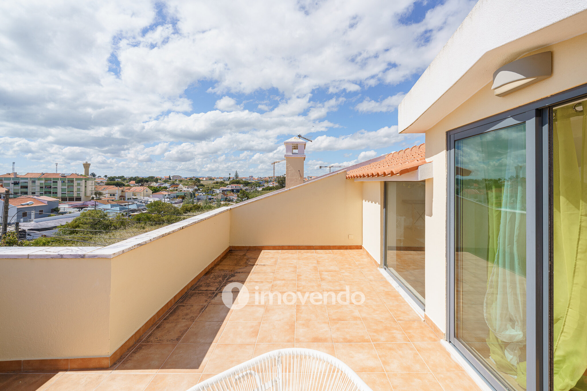 Moradia T6 exclusiva, com piscina e garagem, na Charneca da Caparica