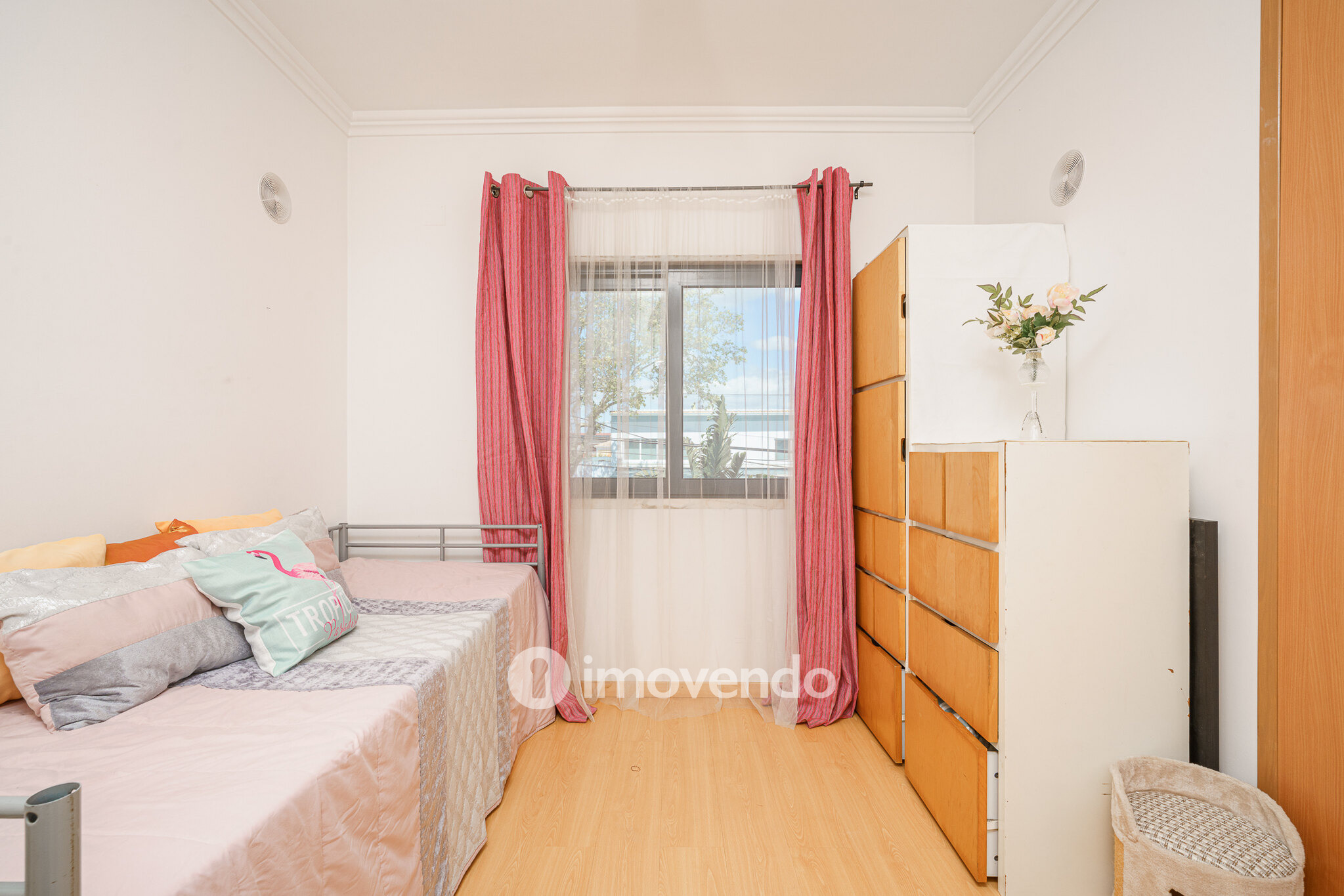Moradia T6 exclusiva, com piscina e garagem, na Charneca da Caparica
