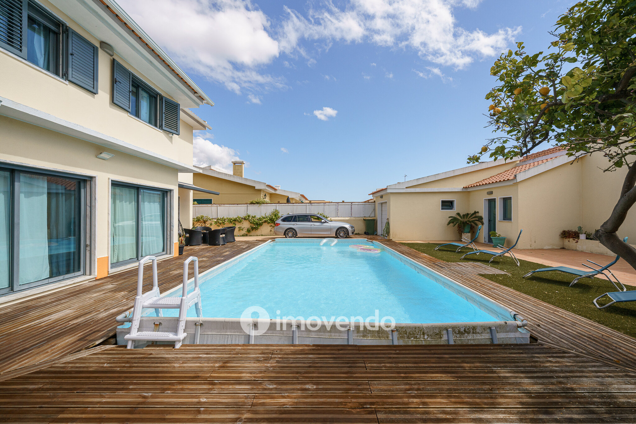 Moradia T6 exclusiva, com piscina e garagem, na Charneca da Caparica
