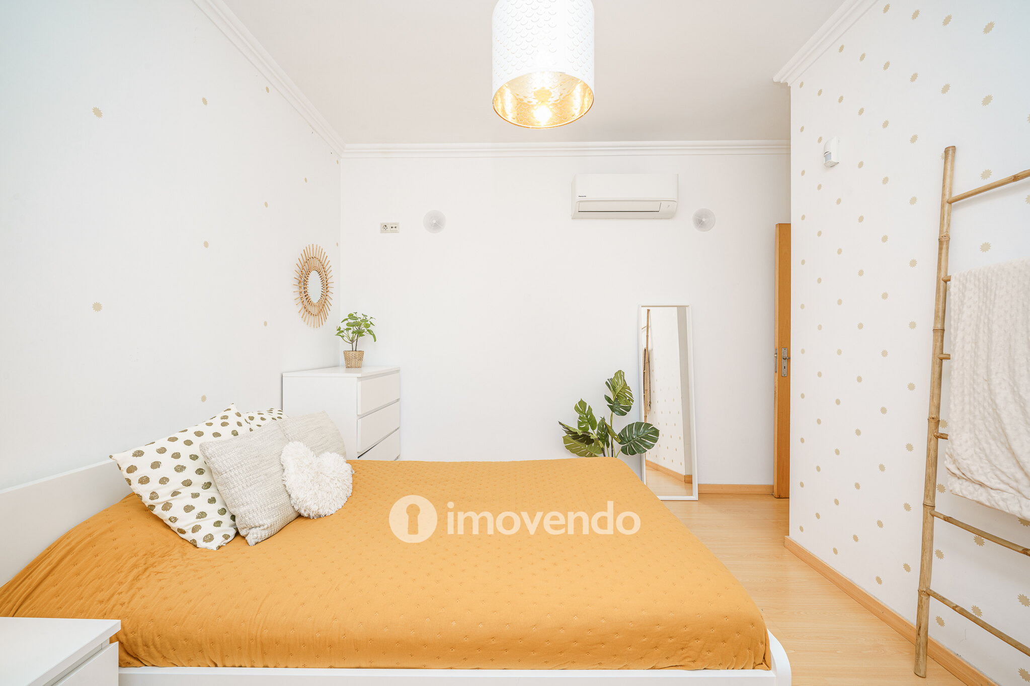 Moradia T6 exclusiva, com piscina e garagem, na Charneca da Caparica