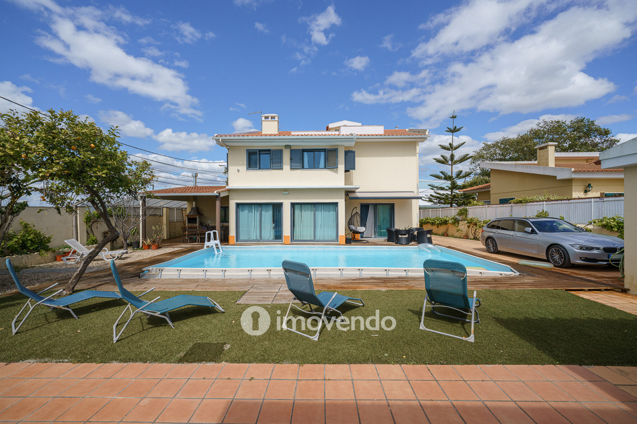 Moradia T6 exclusiva, com piscina e garagem, na Charneca da Caparica