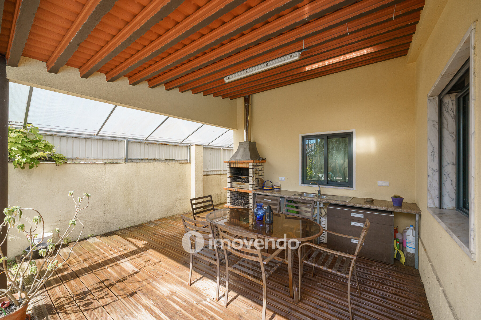 Moradia T6 exclusiva, com piscina e garagem, na Charneca da Caparica