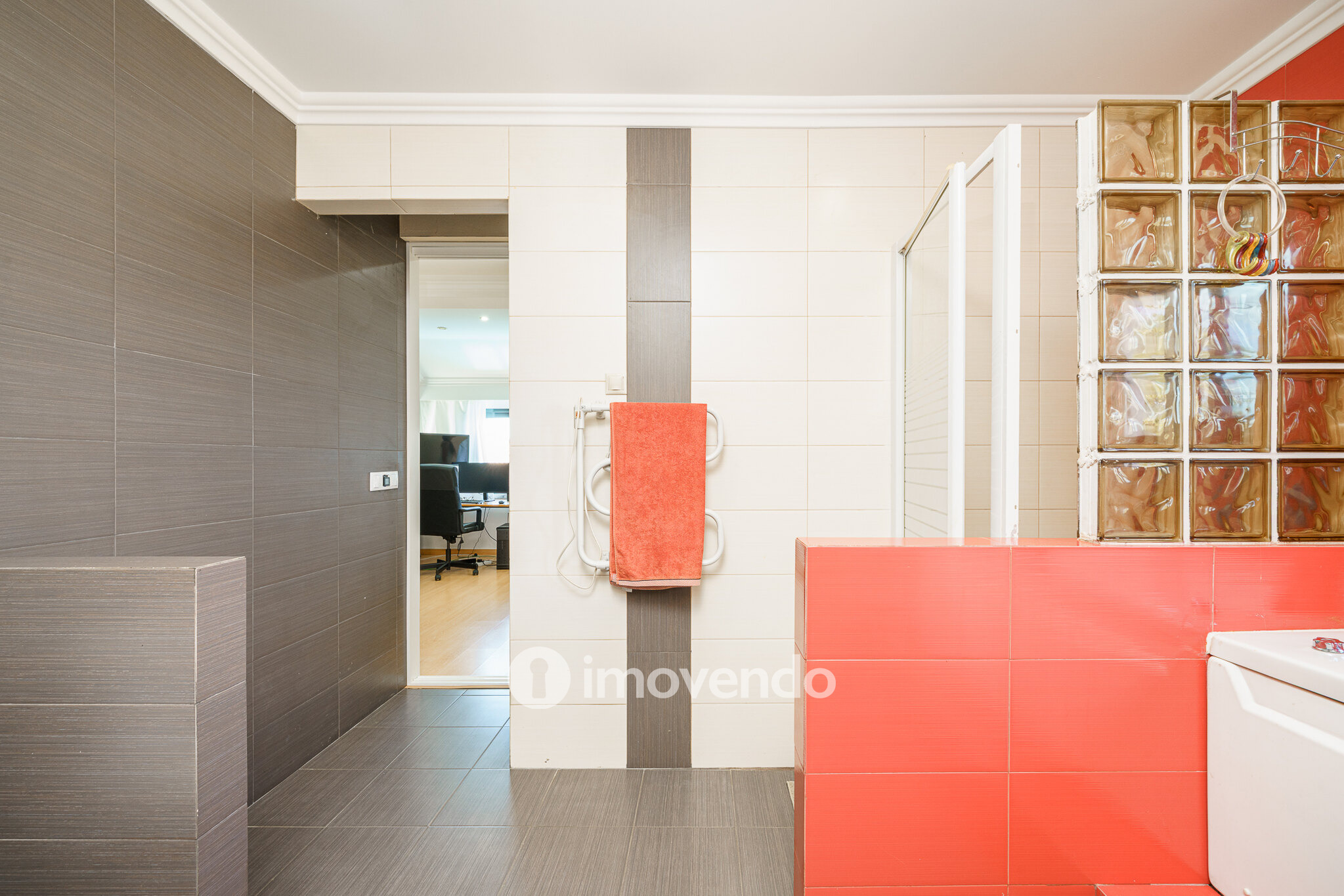 Moradia T6 exclusiva, com piscina e garagem, na Charneca da Caparica