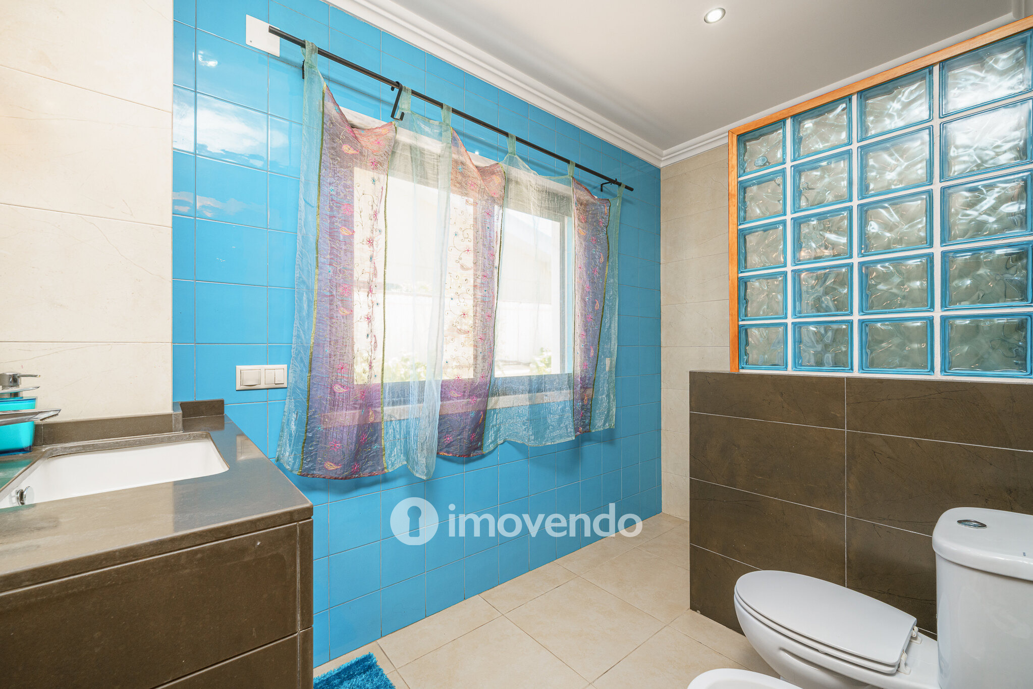 Moradia T6 exclusiva, com piscina e garagem, na Charneca da Caparica