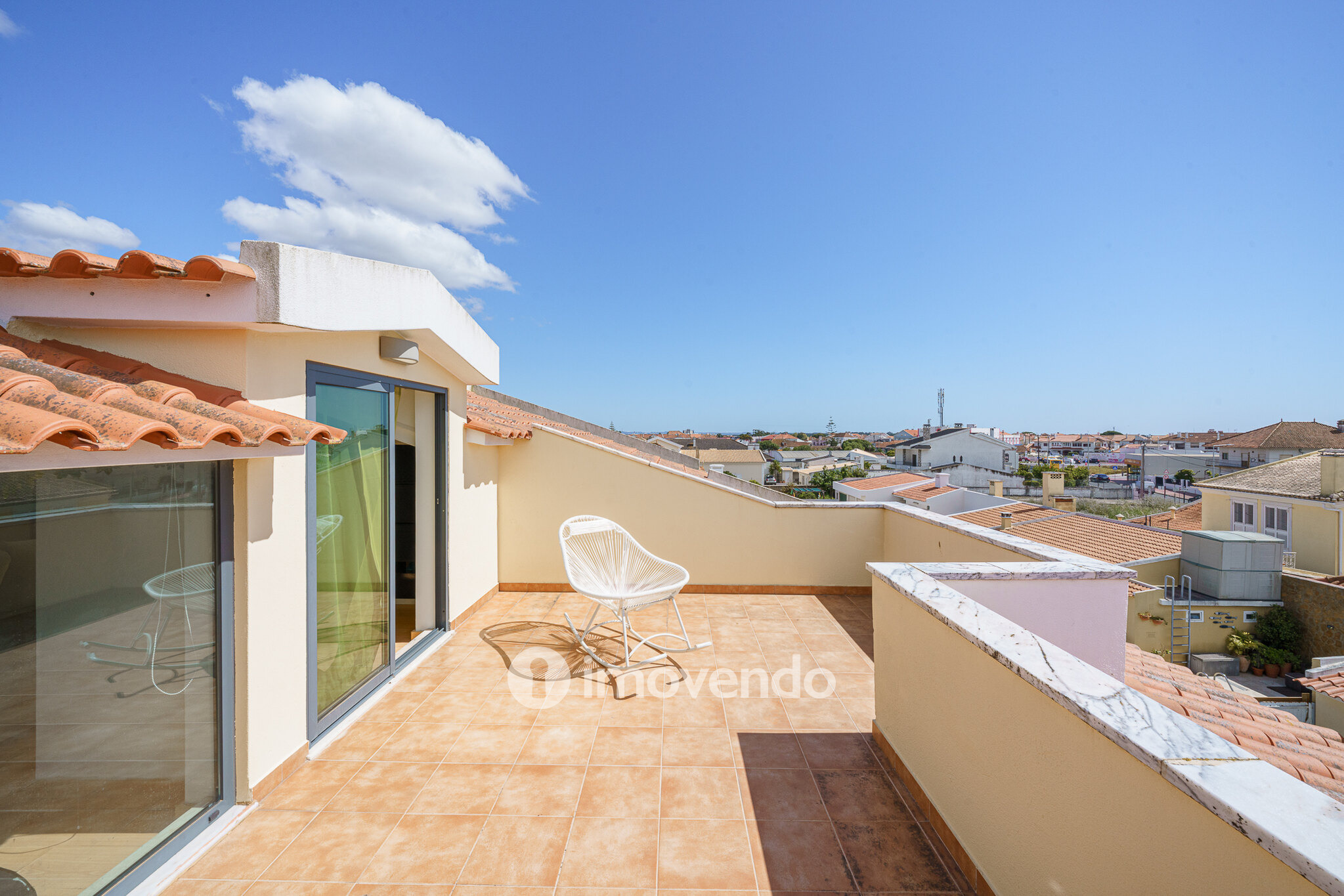 Moradia T6 exclusiva, com piscina e garagem, na Charneca da Caparica