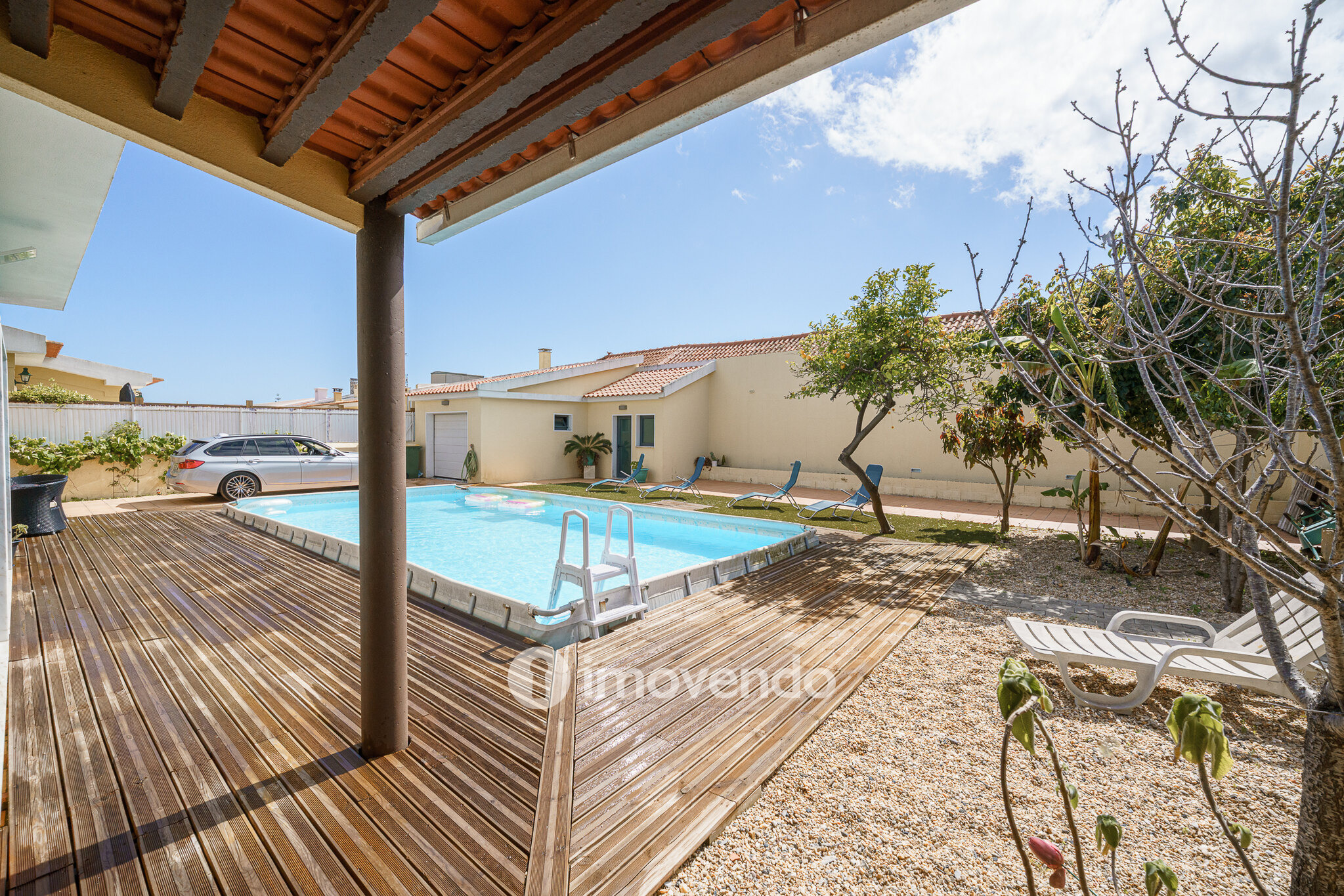 Moradia T6 exclusiva, com piscina e garagem, na Charneca da Caparica