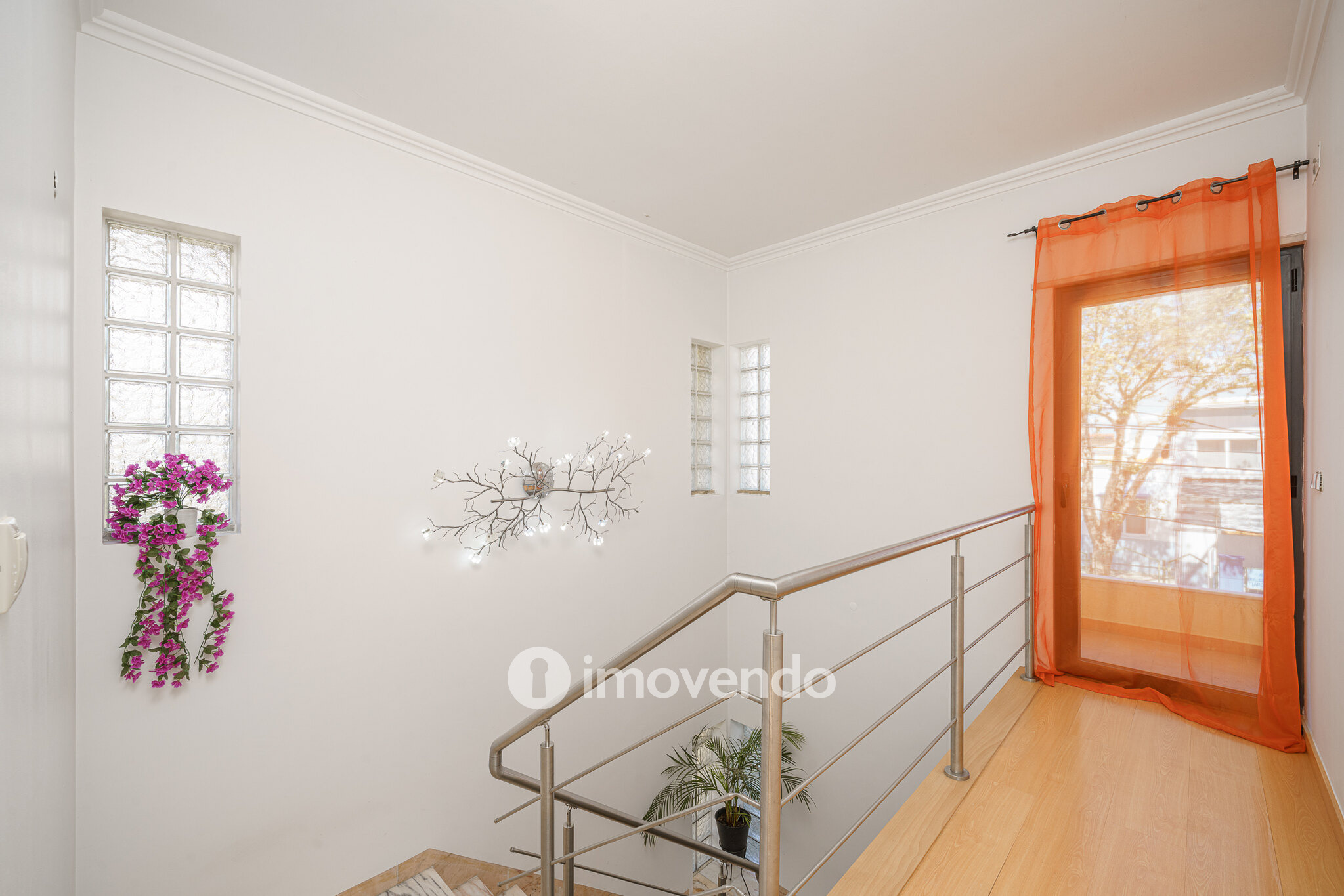 Moradia T6 exclusiva, com piscina e garagem, na Charneca da Caparica