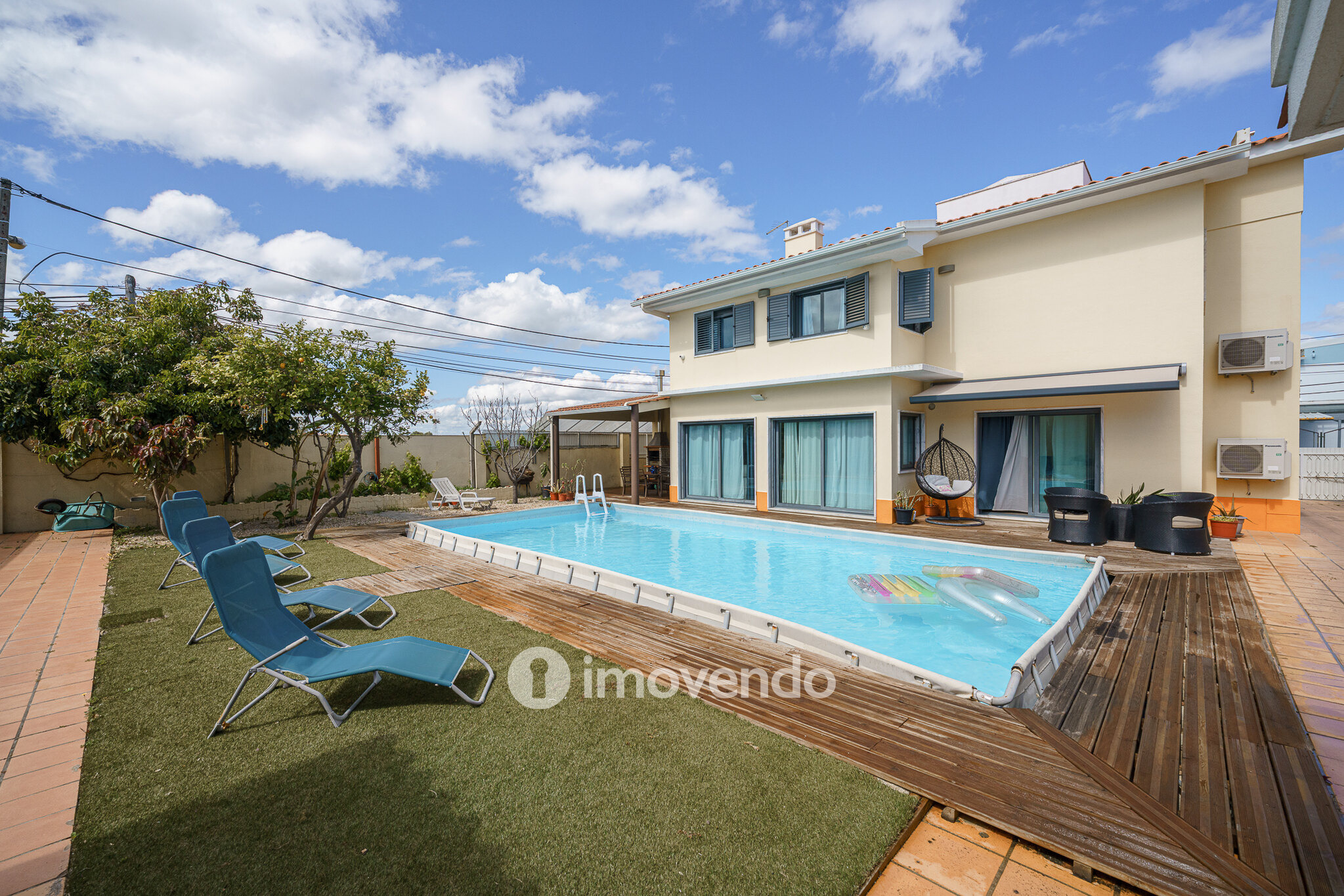 Moradia T6 exclusiva, com piscina e garagem, na Charneca da Caparica
