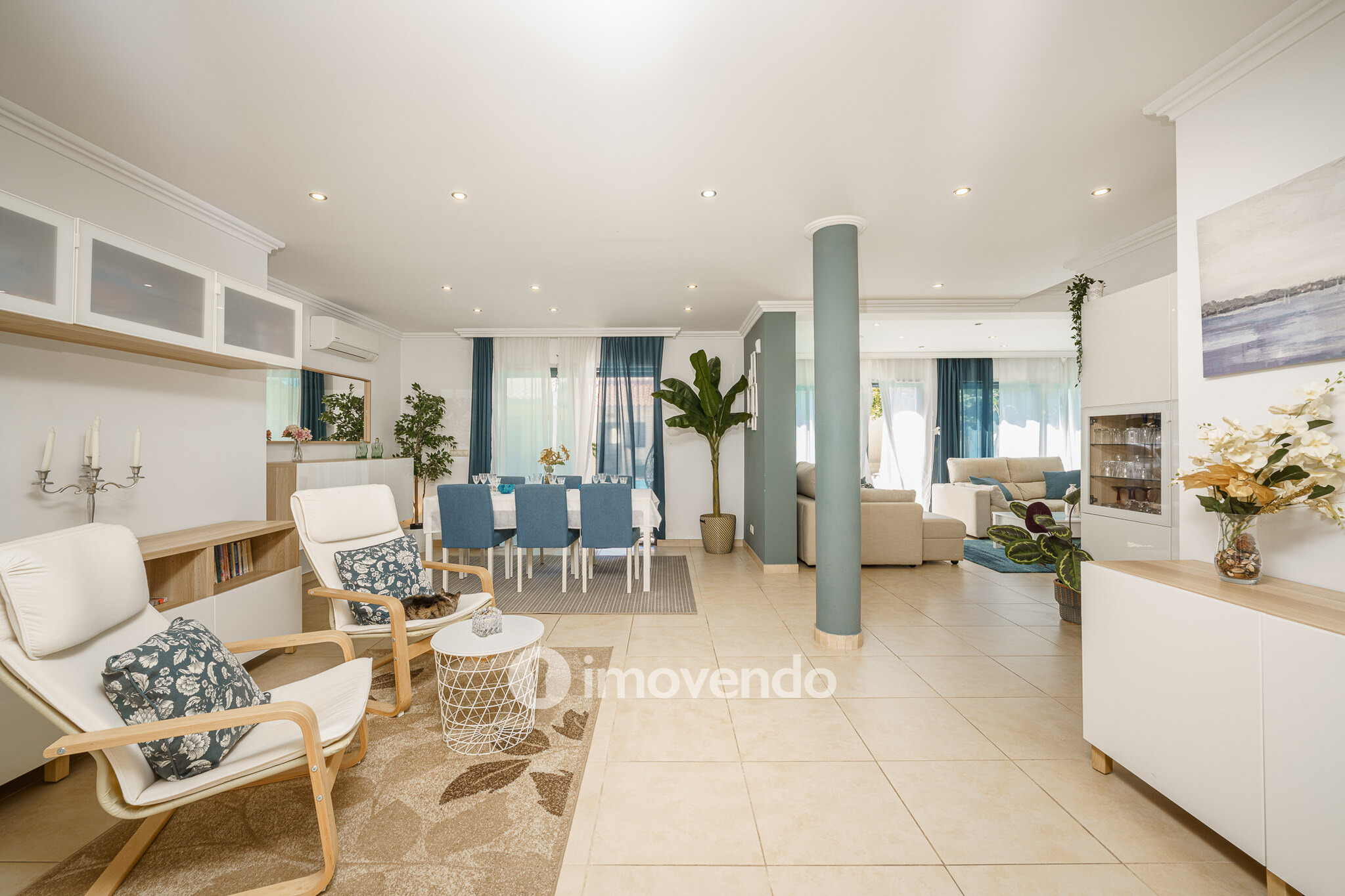 Moradia T6 exclusiva, com piscina e garagem, na Charneca da Caparica
