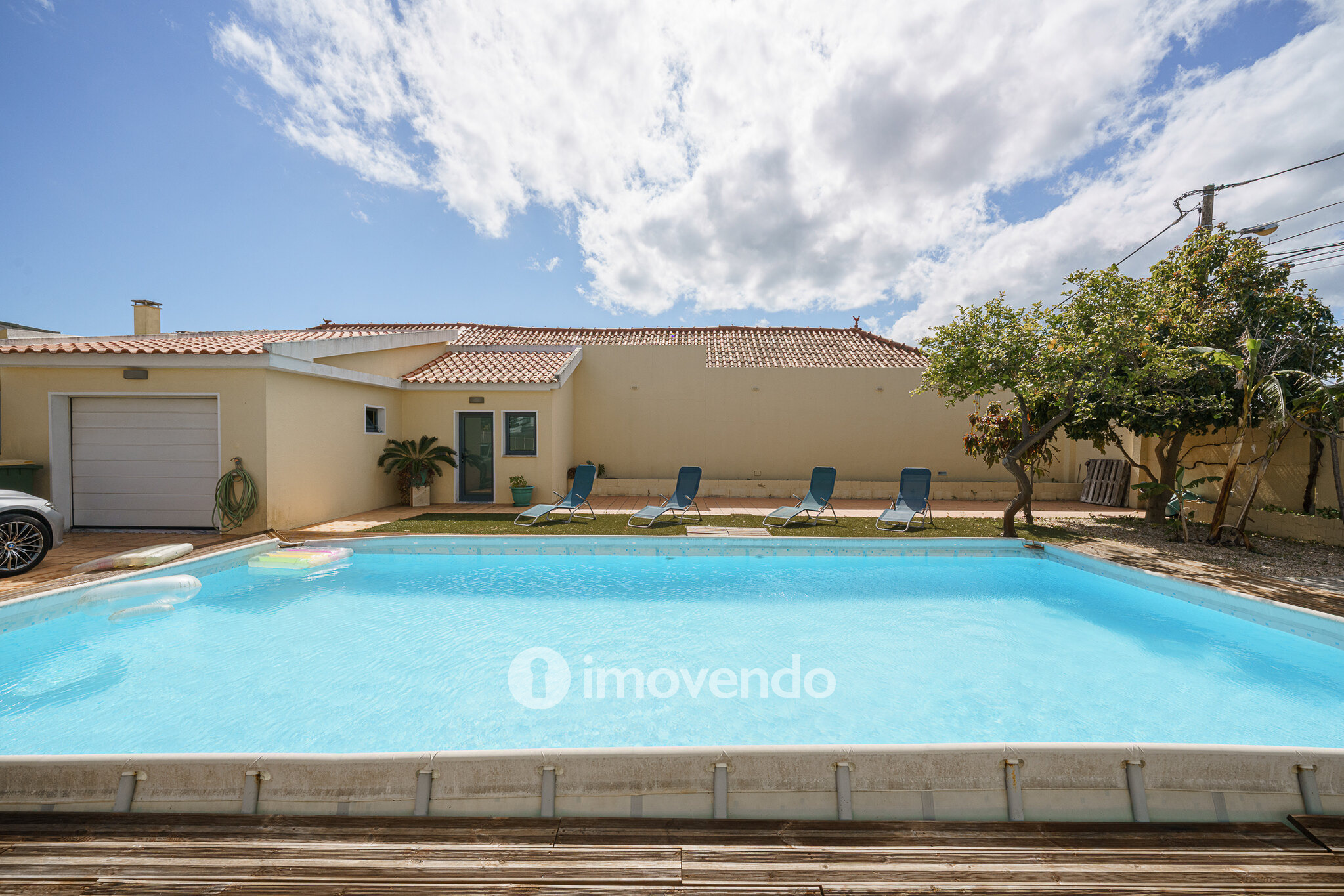 Moradia T6 exclusiva, com piscina e garagem, na Charneca da Caparica