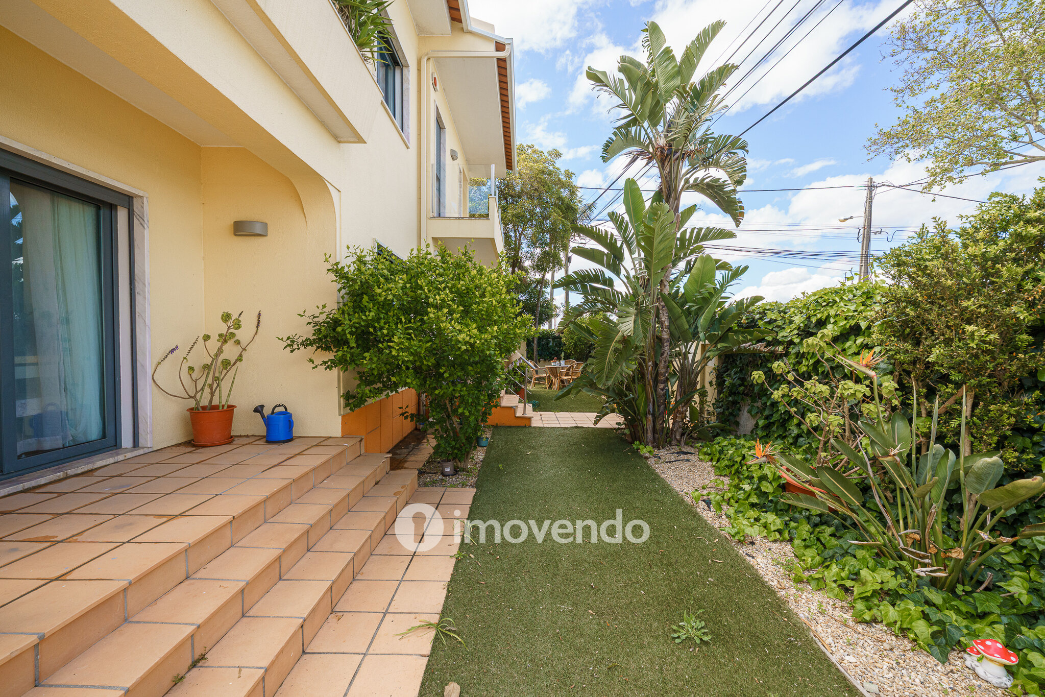 Moradia T6 exclusiva, com piscina e garagem, na Charneca da Caparica