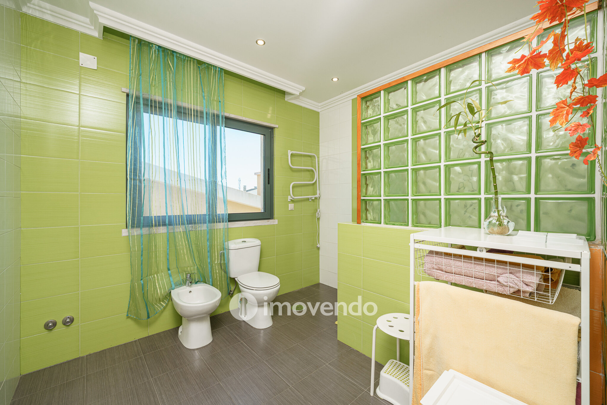 Moradia T6 exclusiva, com piscina e garagem, na Charneca da Caparica