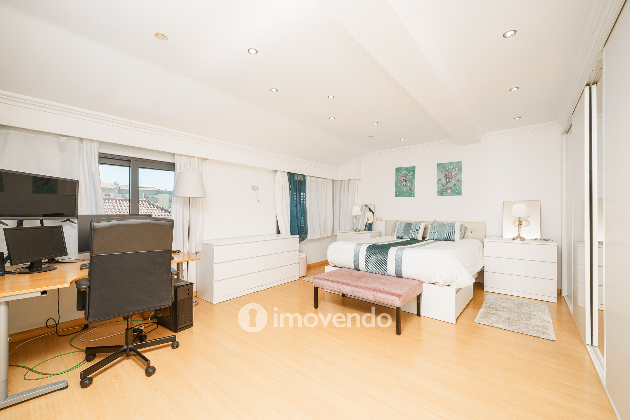 Moradia T6 exclusiva, com piscina e garagem, na Charneca da Caparica