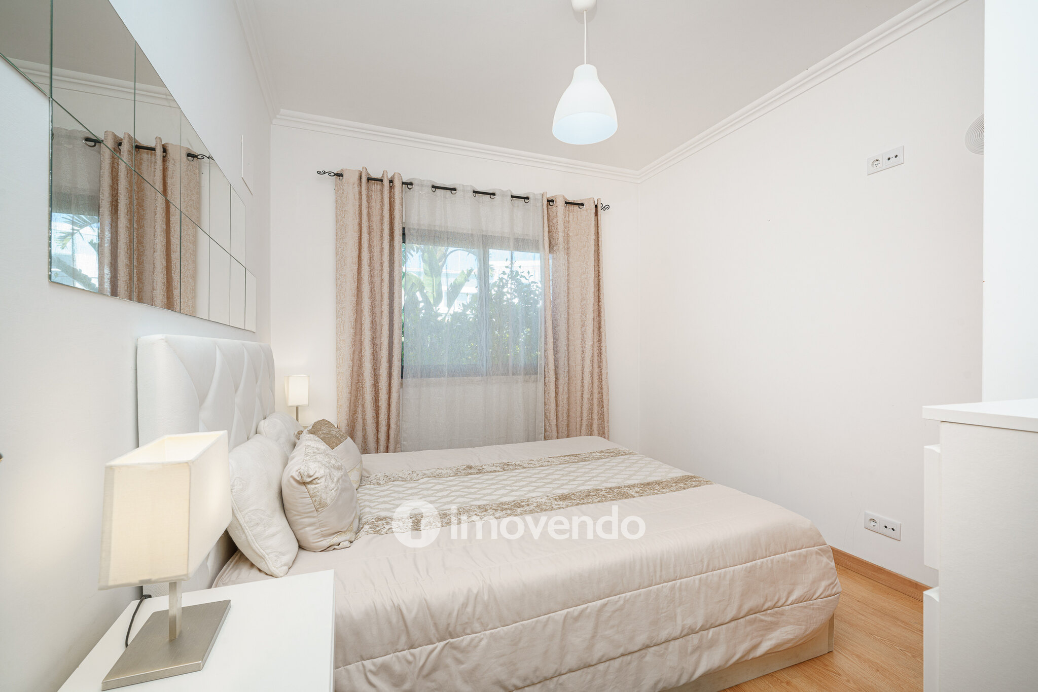 Moradia T6 exclusiva, com piscina e garagem, na Charneca da Caparica