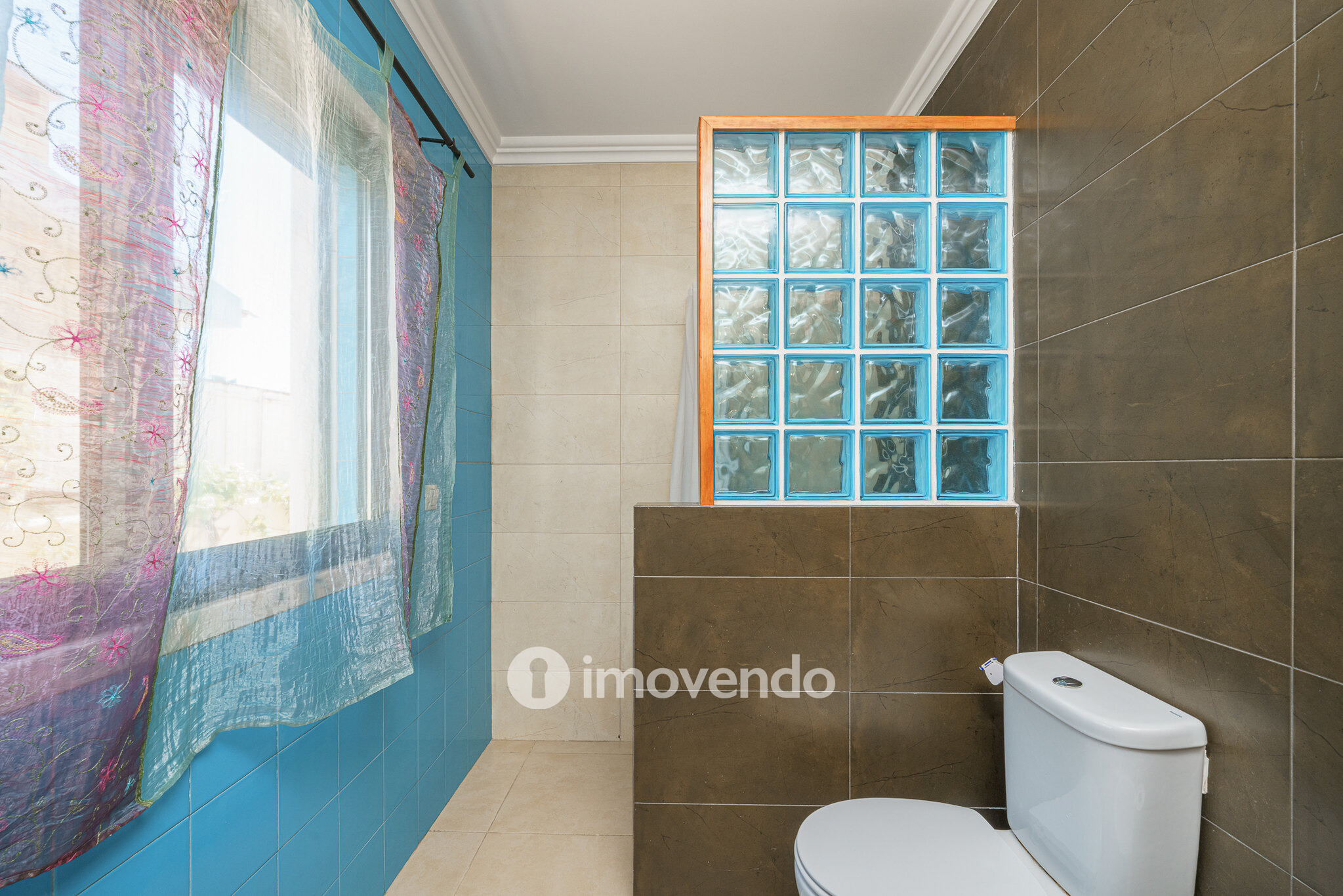 Moradia T6 exclusiva, com piscina e garagem, na Charneca da Caparica