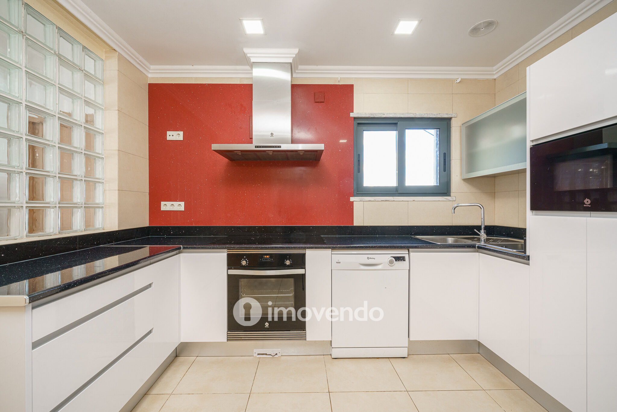 Moradia T6 exclusiva, com piscina e garagem, na Charneca da Caparica
