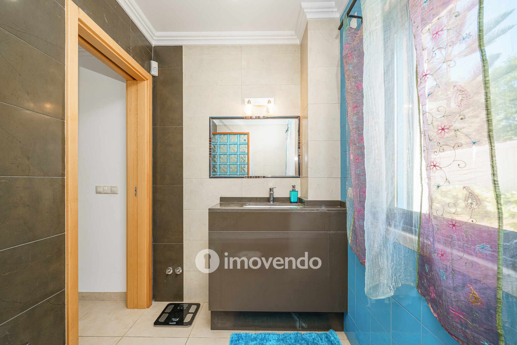 Moradia T6 exclusiva, com piscina e garagem, na Charneca da Caparica